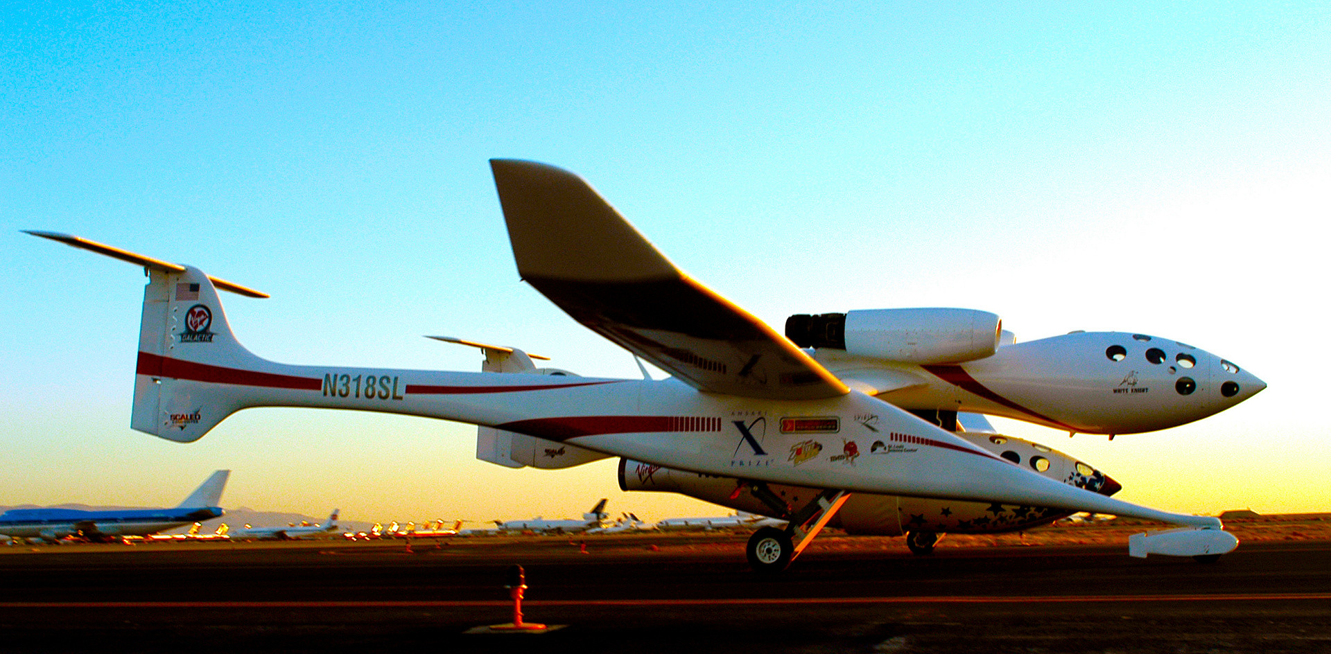 Scaled Composites Model 318 White Knight з кораблем SpaceShipOne під час місії 16P. 29 вересня 2004 року