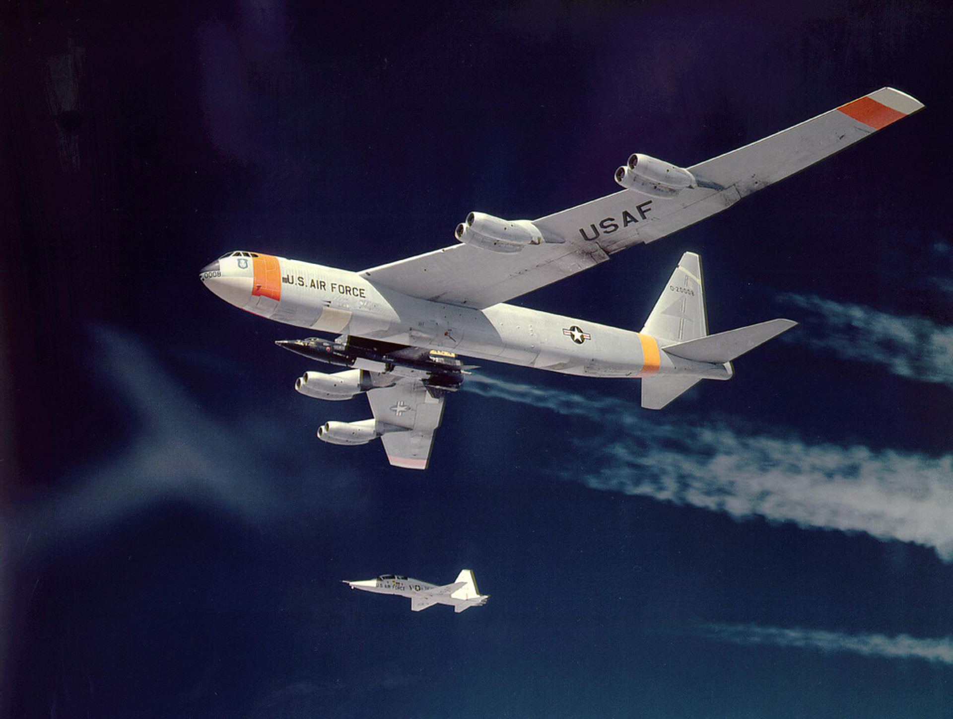 Момент скидання North American X-15 з NB-52B Balls 8. Знизу літак супроводу T-38A, 1961 рік.