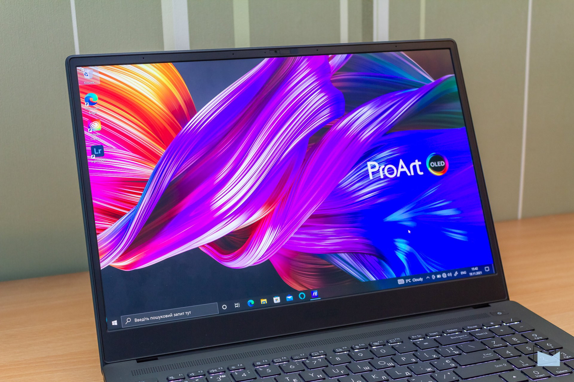 ASUS ProArt StudioBook 16 OLED display