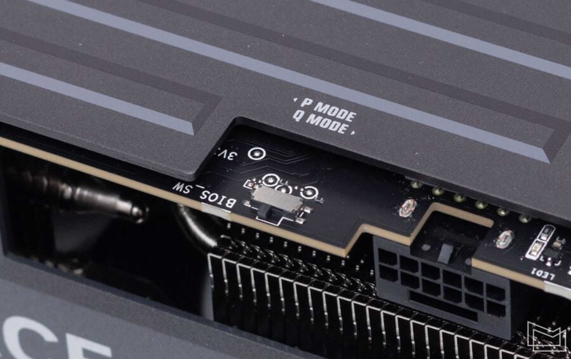 ASUS TUF Gaming GeForce RTX 5070 Ti OC switcher P Mode - Q Mode