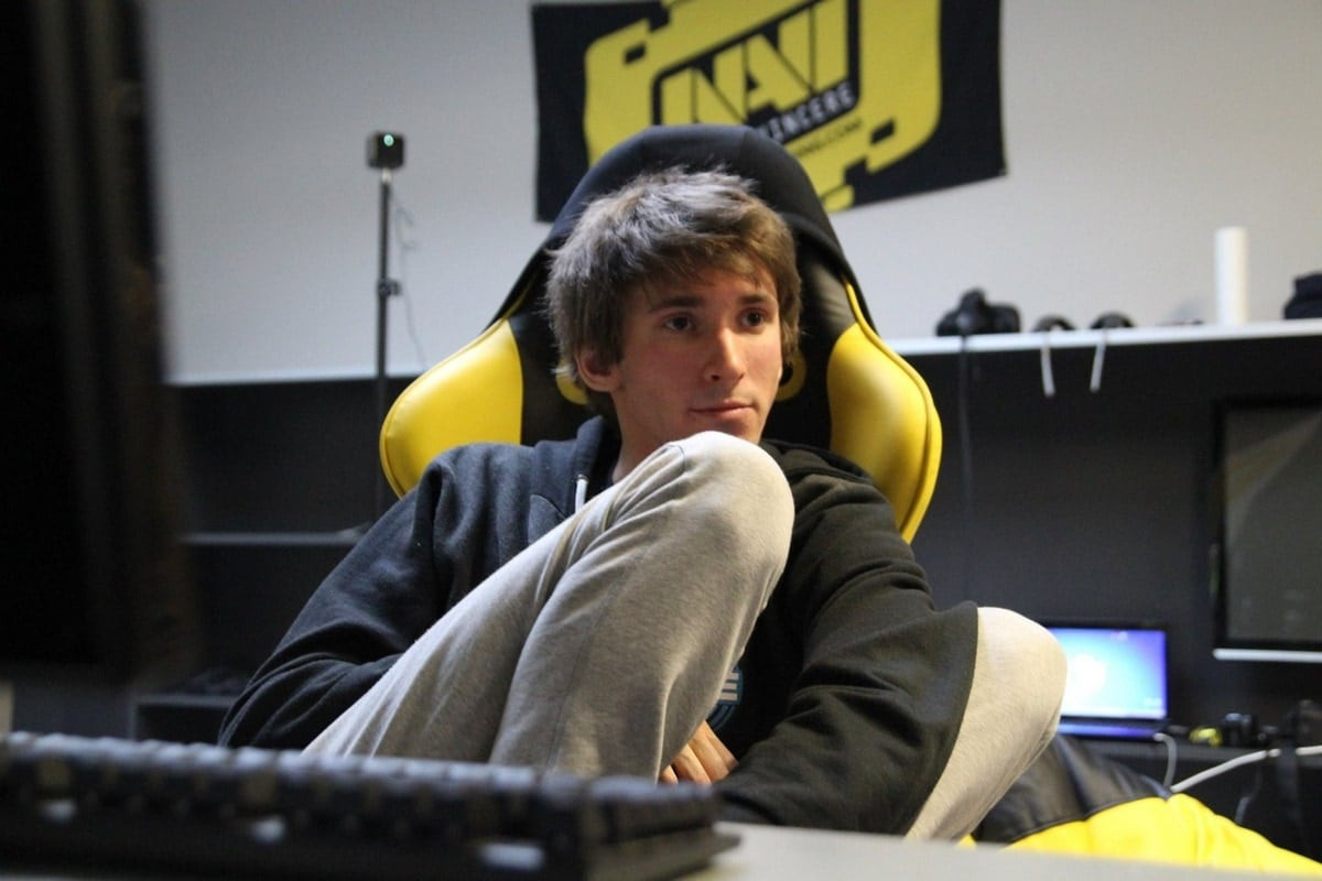 Данило Dendi Ішутін