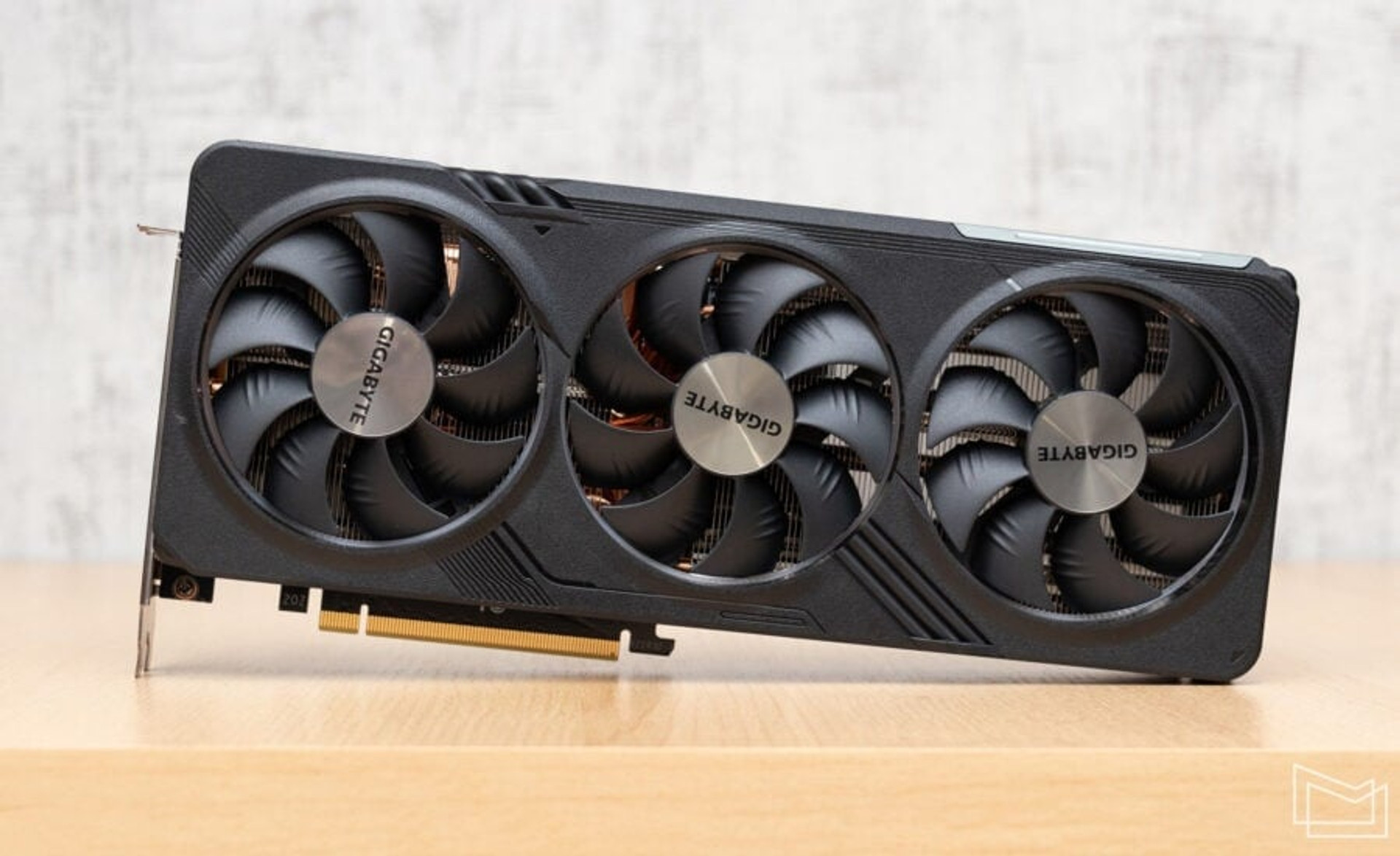 GIGABYTE GeForce RTX 4070 Ti SUPER GAMING OC 16G cooler fan