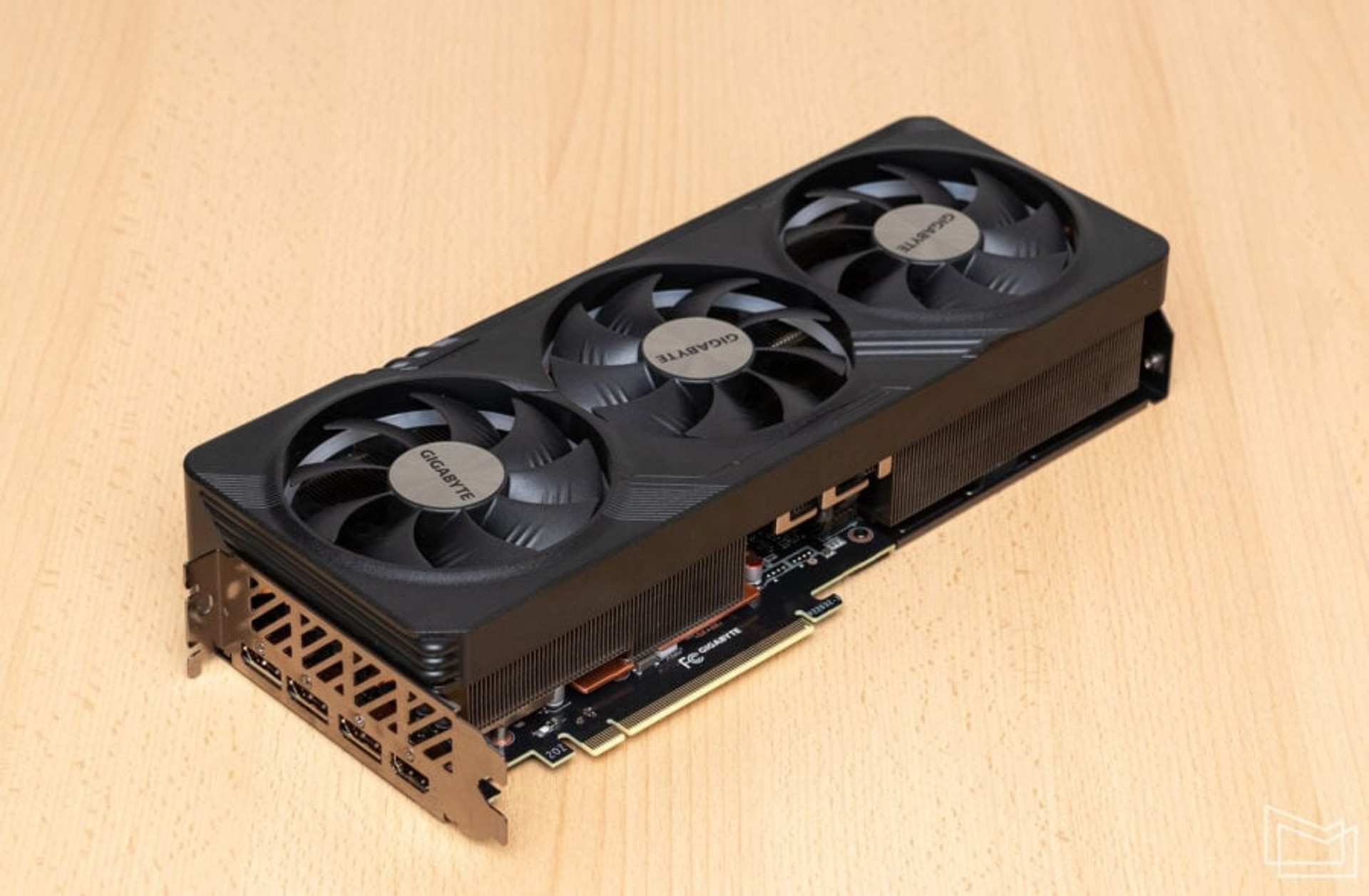 GIGABYTE GeForce RTX 4070 Ti SUPER GAMING OC 16G top