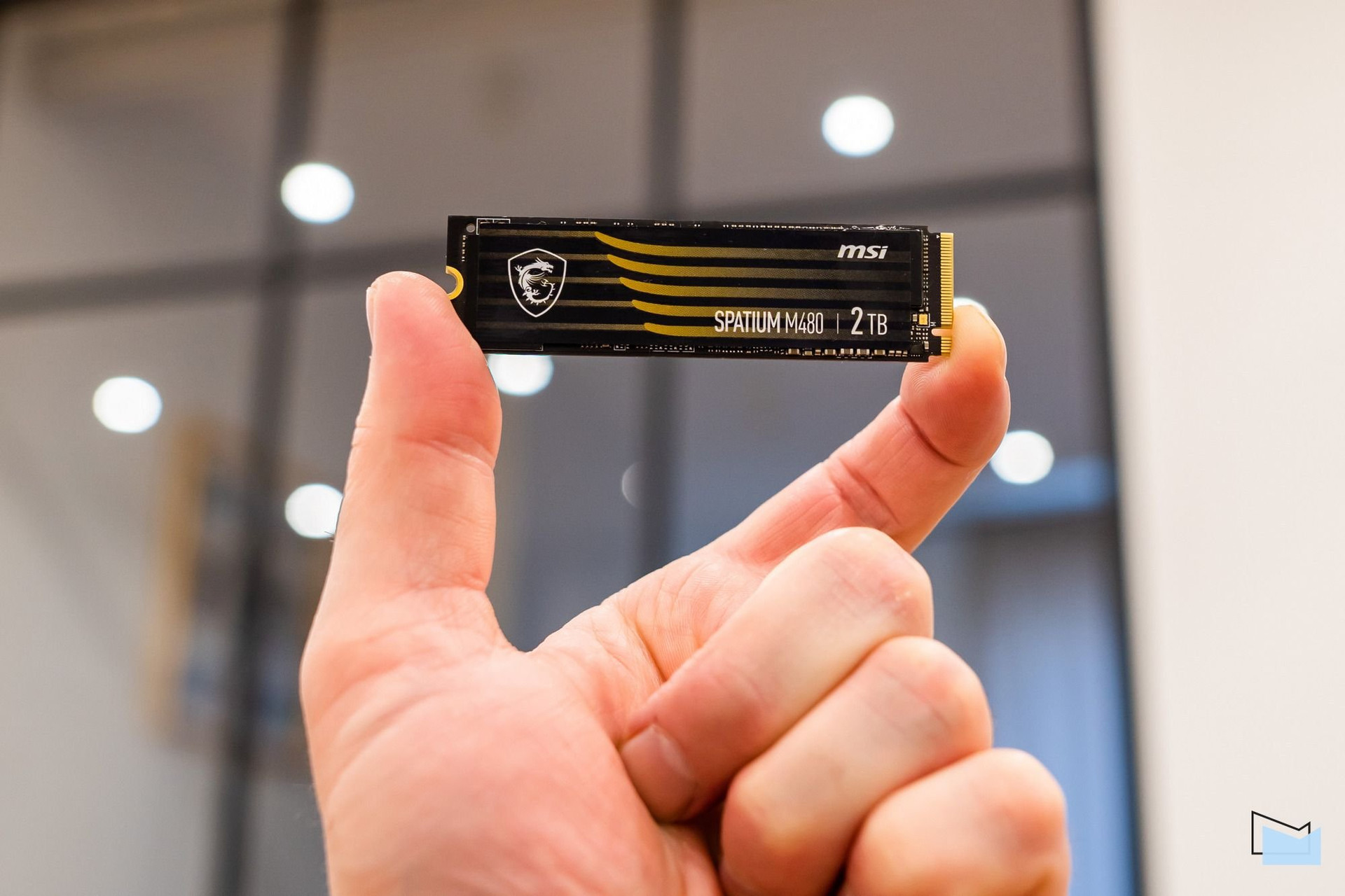 MSI Spatium M480 in hand