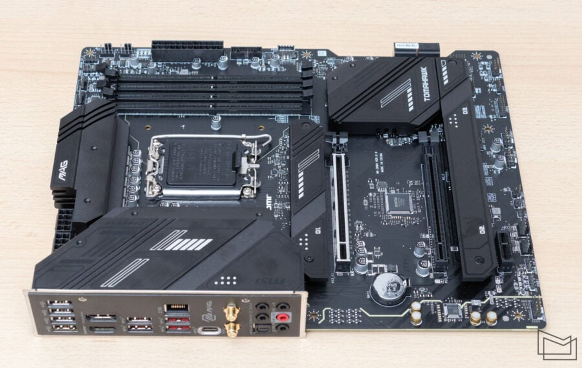 MSI MAG B760 TOMAHAWK WIFI slots