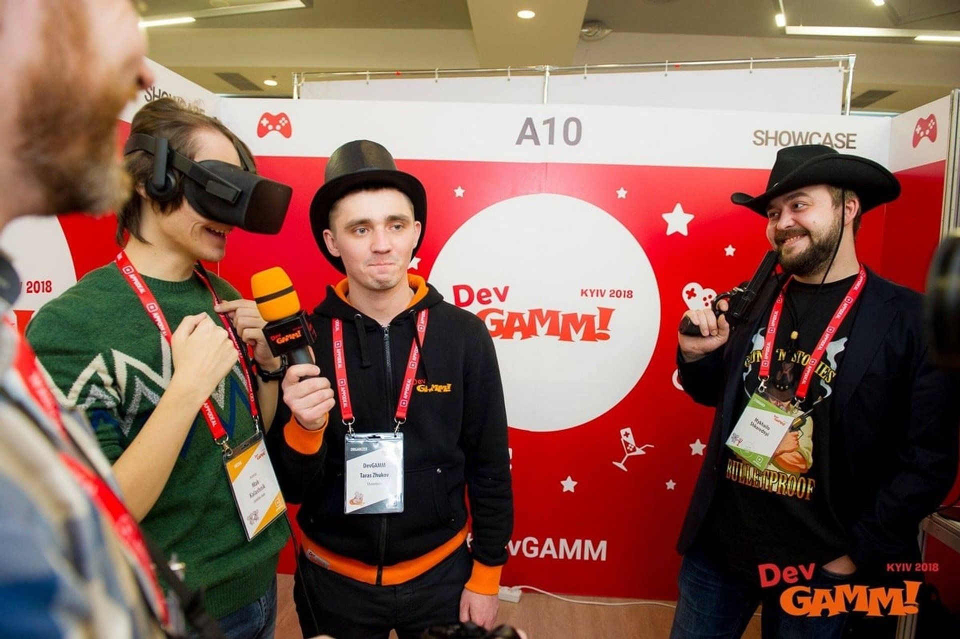 Участь у DevGamm 2018 (Київ) з грою Guns'n'Stories: Bulletproof VR 5. Справа – Михайло Шкаредний, один із засновників MiroWin