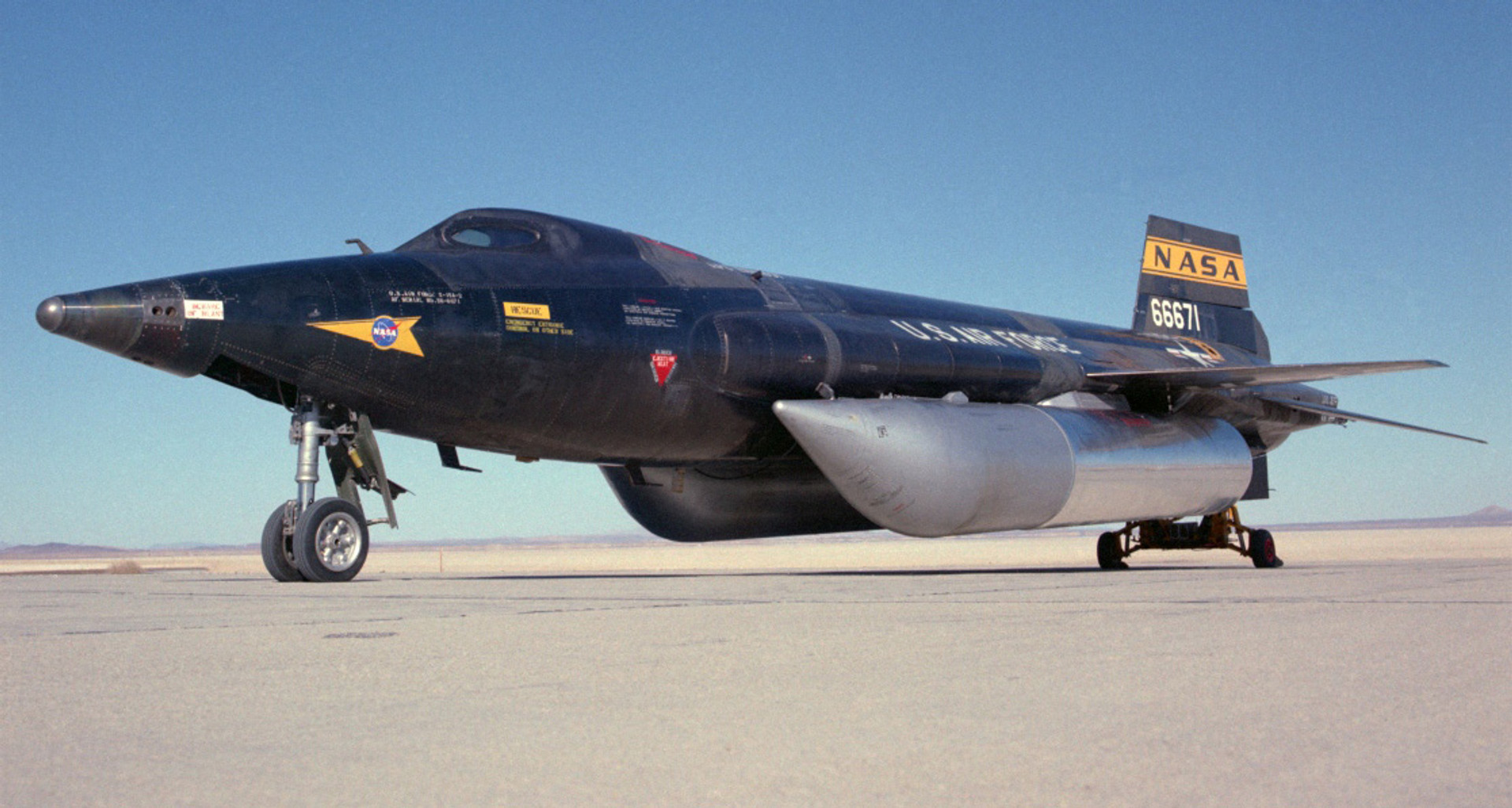 North American Х-15А-2 (56-6671) із зовнішніми паливними баками, 1965 рік