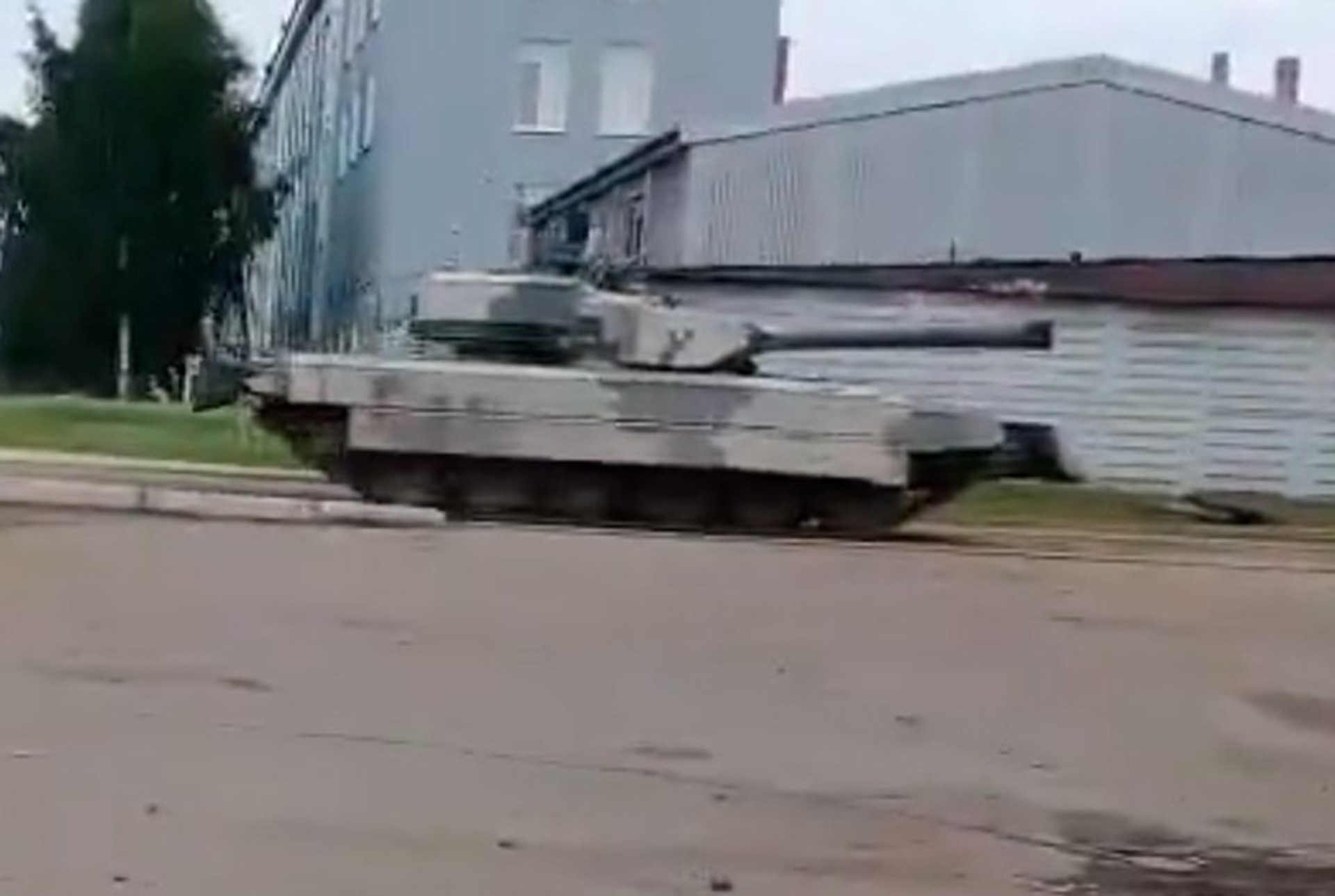 Heavy robotic assault complex Shturm based on the T-72 chassis