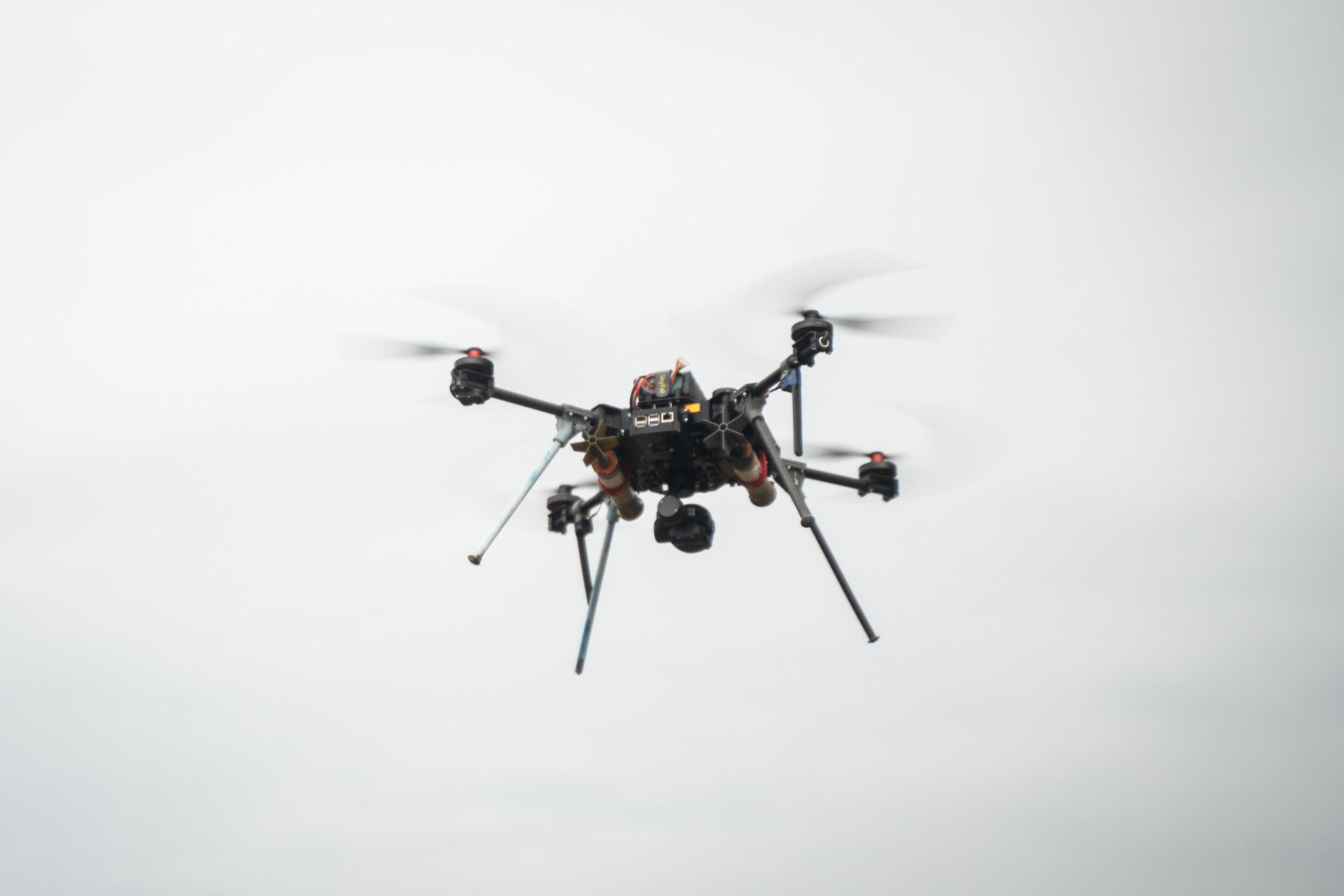 Один зі зразків українського тактичного дрона-бомбера у ніші Mavic 3 під час випробувального польоту на полігоні. Джерело фото: Brave1