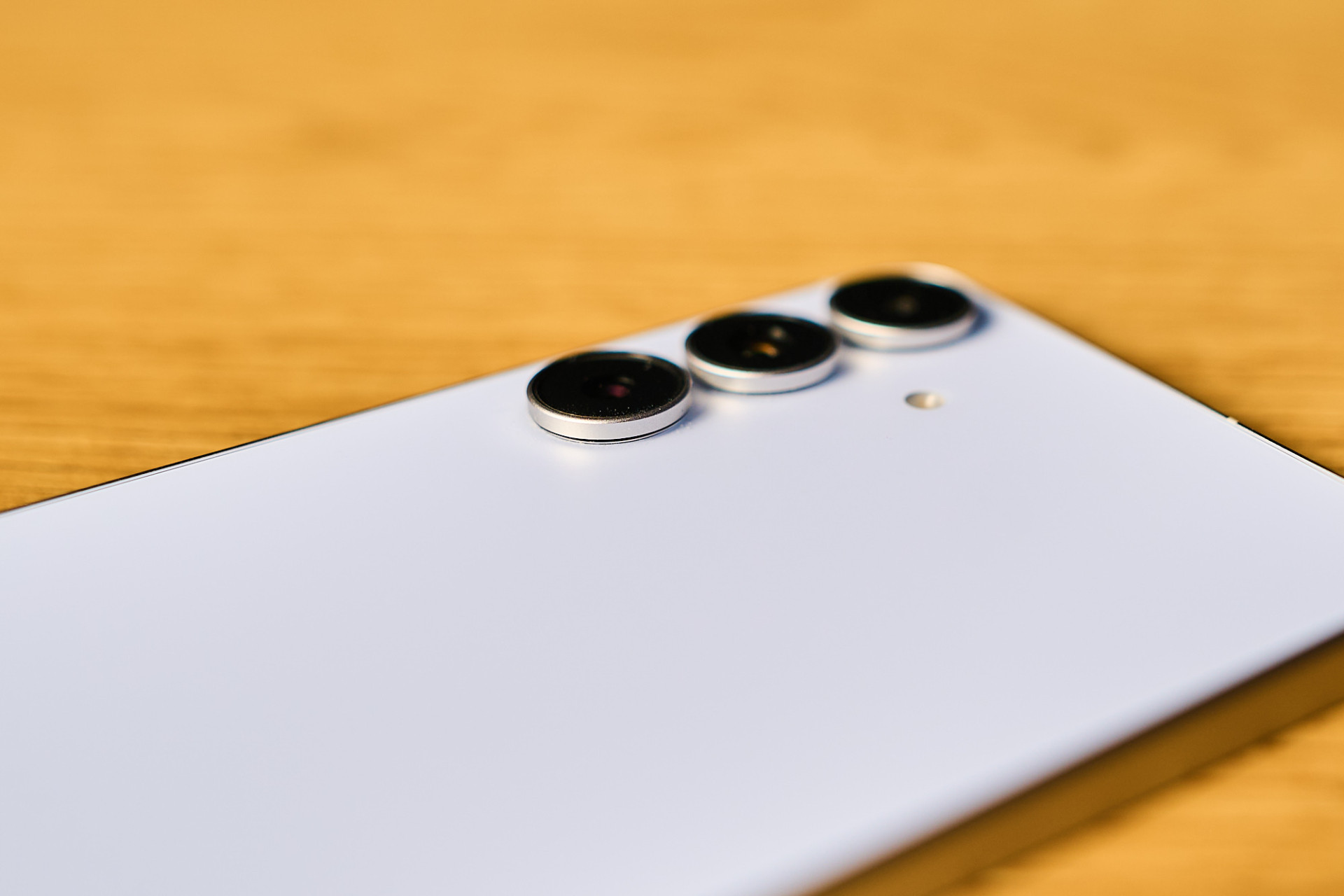 Огляд Samsung Galaxy S25 FE: дизайн та ергономічність