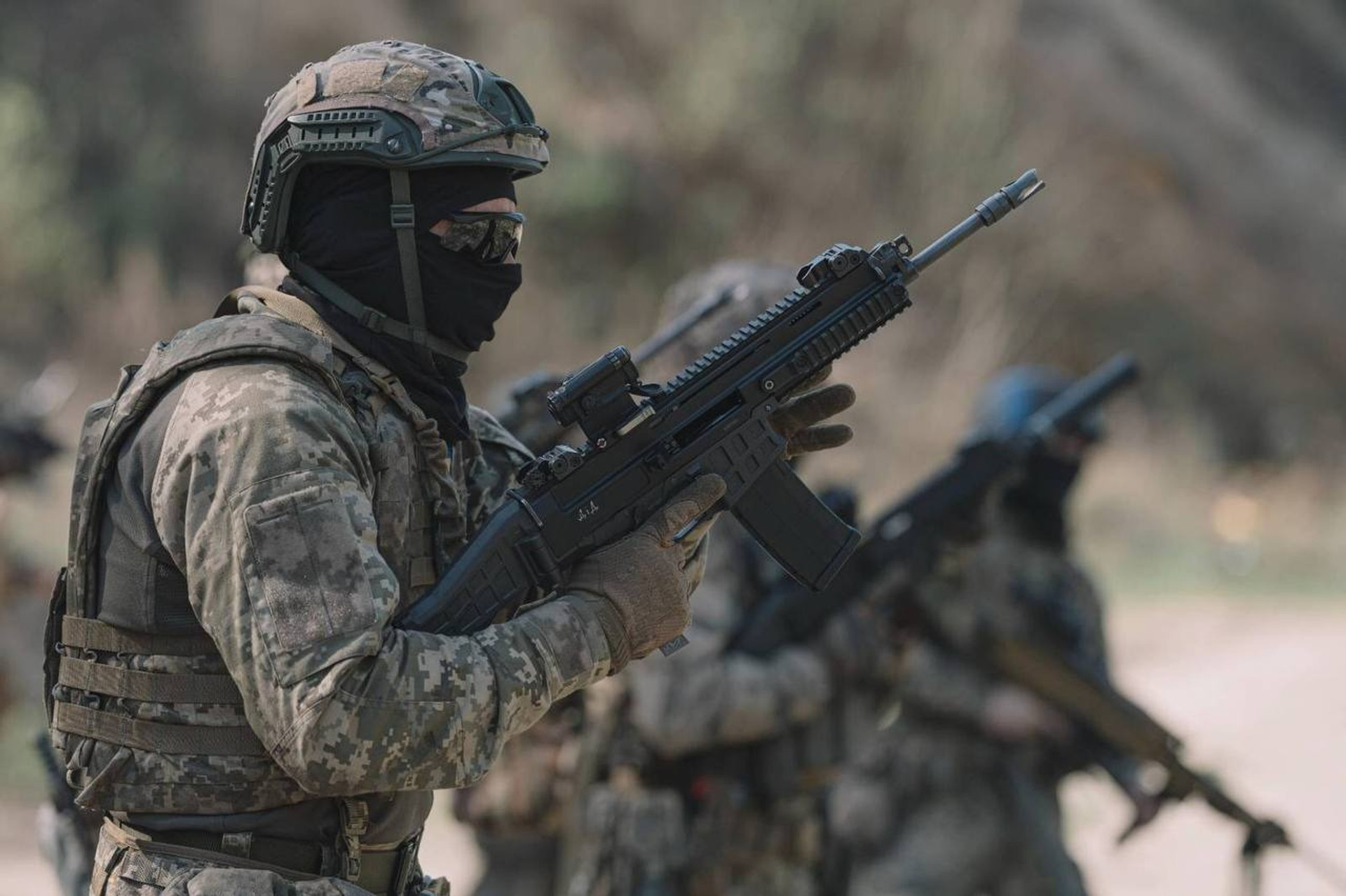 Боєць Сил оборони зі штурмовою гвинтівкою BREN 2, 2024 рік
