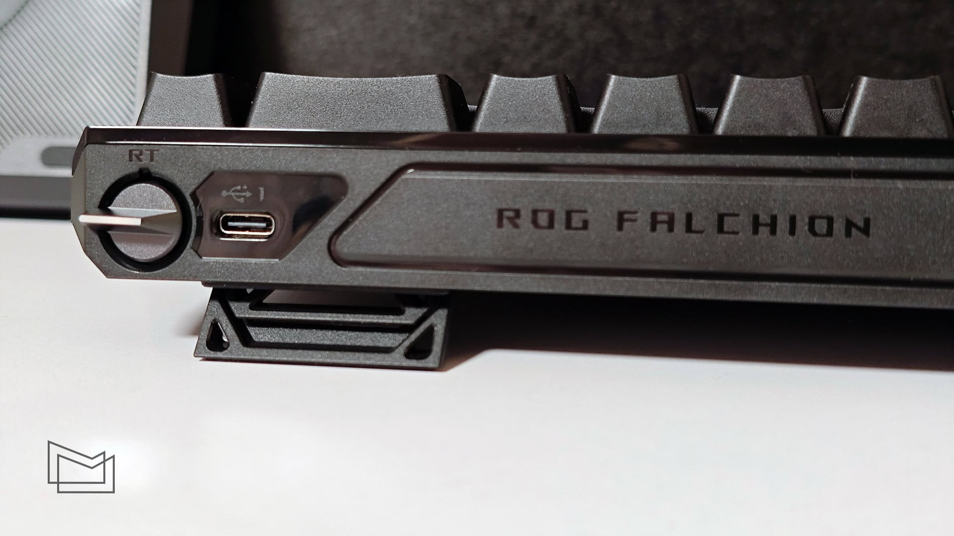 Огляд ASUS ROG Falchion Ace HFX: конструкція