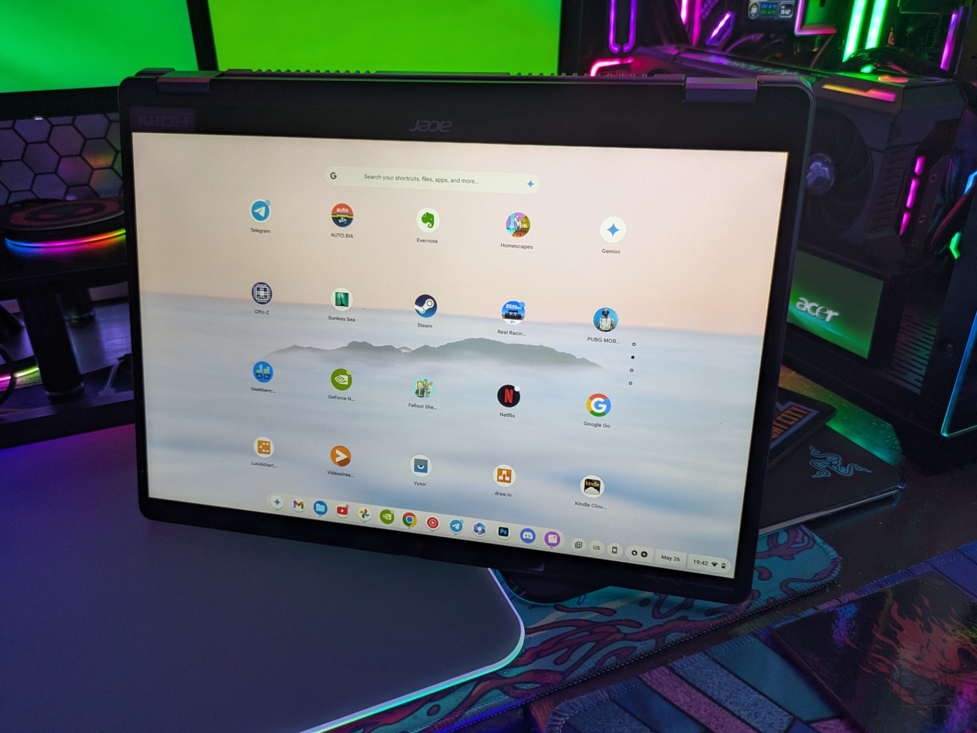В планшетному режимі зовнішній вигляд робочого столу ChromeOS також змінюється на більш звичний для Andoid-планшетів з іконками додатків