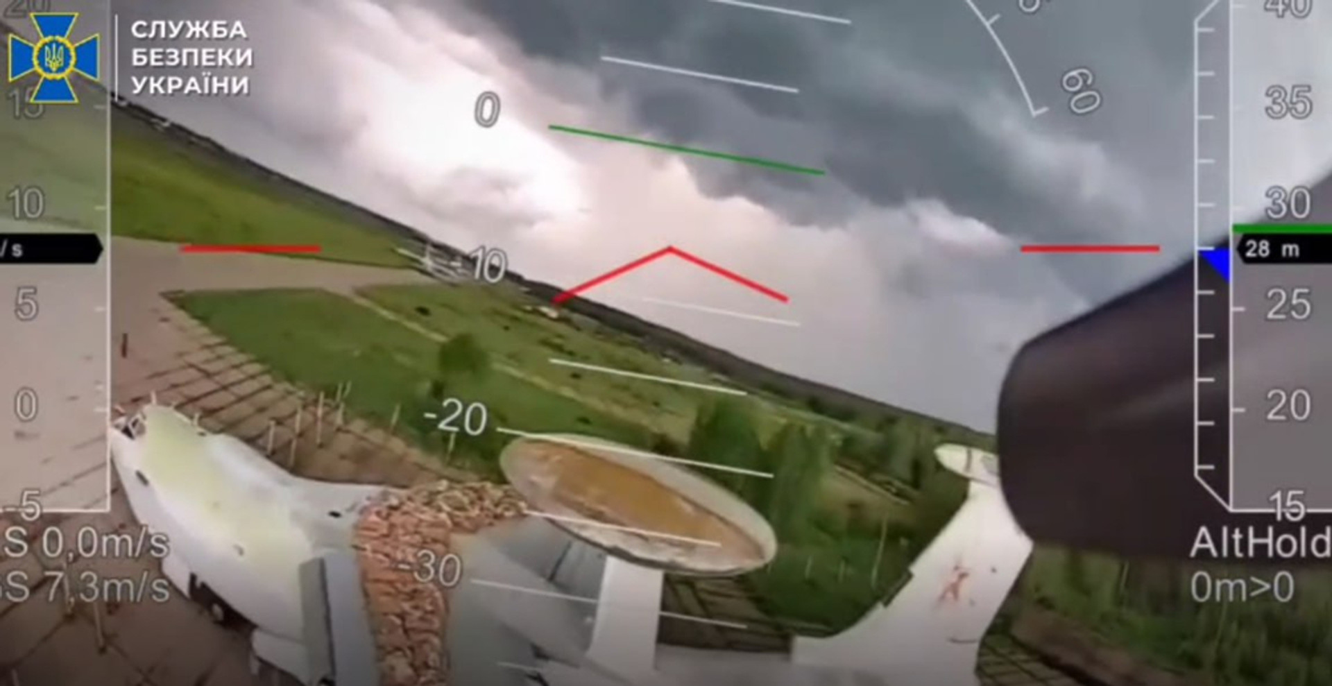 А-50У у камері українського FPV-дрона під час проведення операції Павутина / фото СБУ