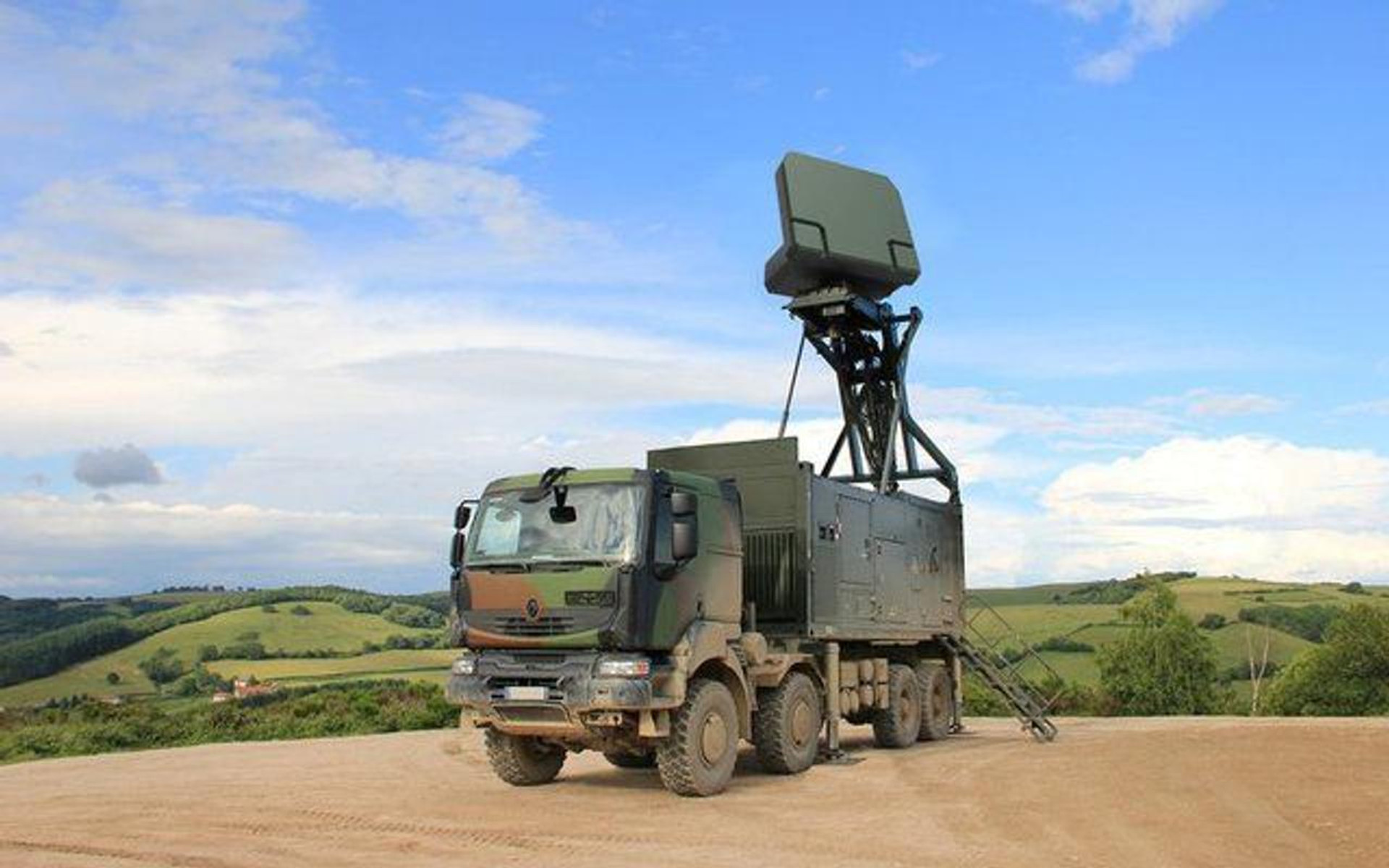 Радарна система Ground Master 200 французької Thales Group, здатна виявляти низьколітаючі цілі й працює у загальній системі ППО. Фото з відкритих джерел