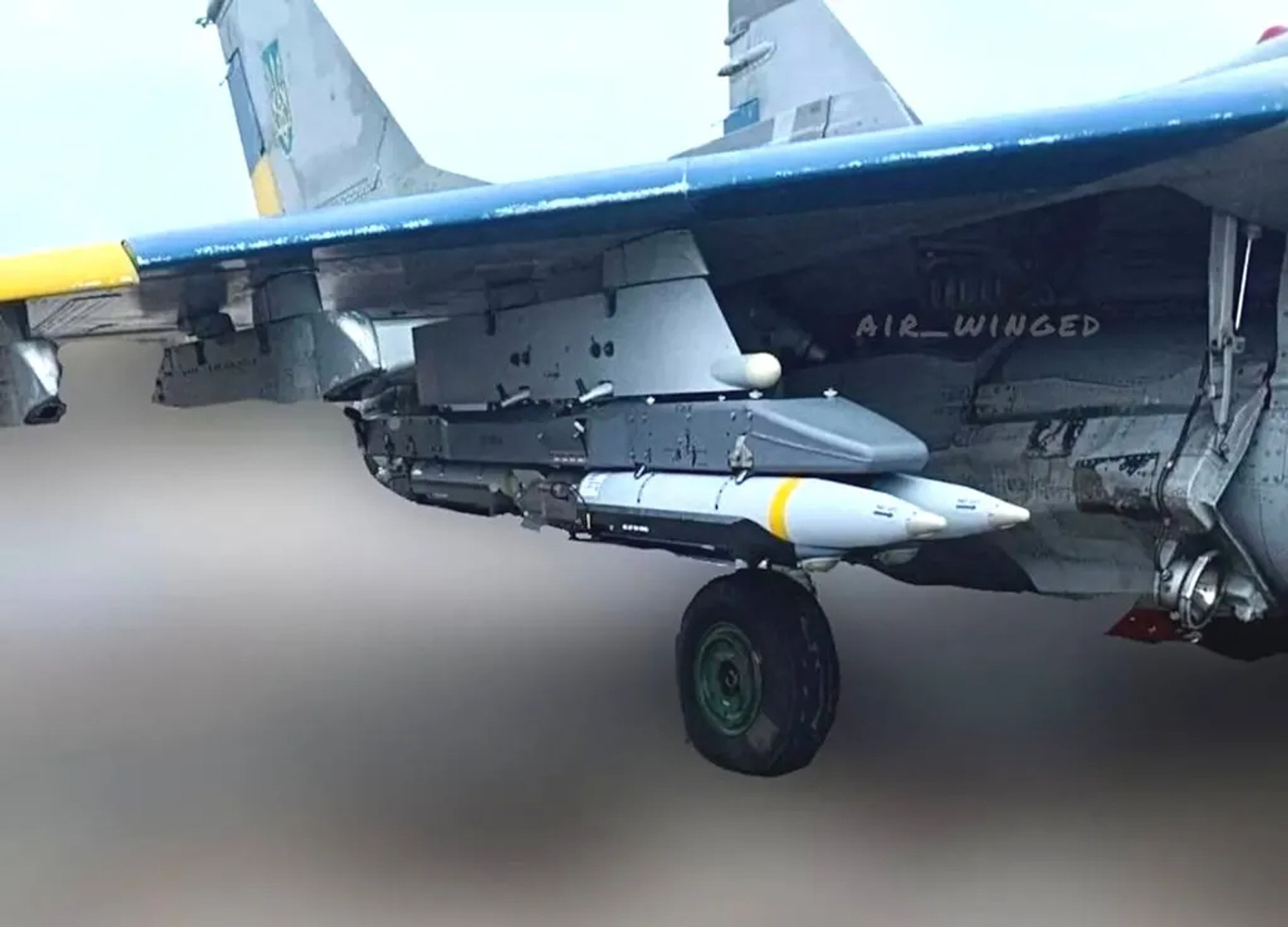 Винищувач МіГ-29 військово-повітряних сил України з американськими авіабомбами GBU-39. Одна з модифікацій цих бомб передбачає їх лазерне наведення на ціль / Користувач Х @air_winged