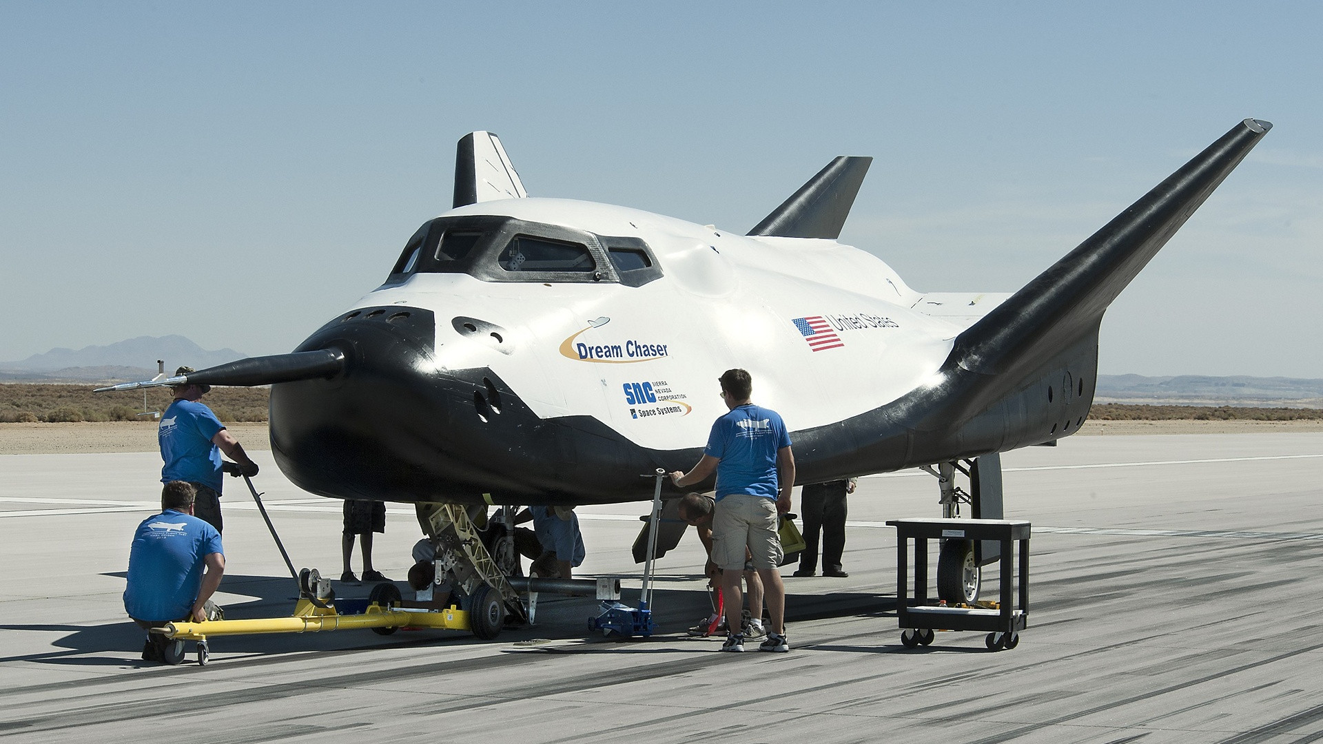 Прототип шатла Dream Chaser під час підготовки до дроп-тестів на авіабазі Едвардс. 13 серпня 2013 року