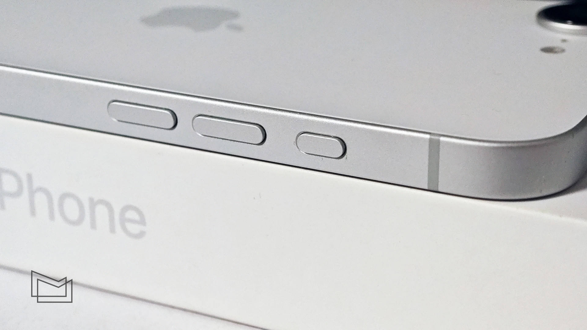 Огляд Apple iPhone 16e: дизайн та ергономічність