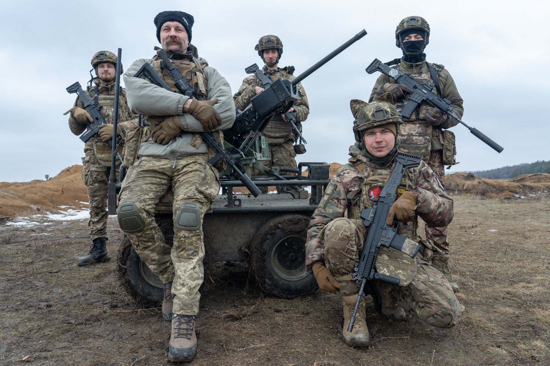 Батальйон Вовки Да Вінчі біля НРК ШаРись. Олександр Ябчанка спереду зліва