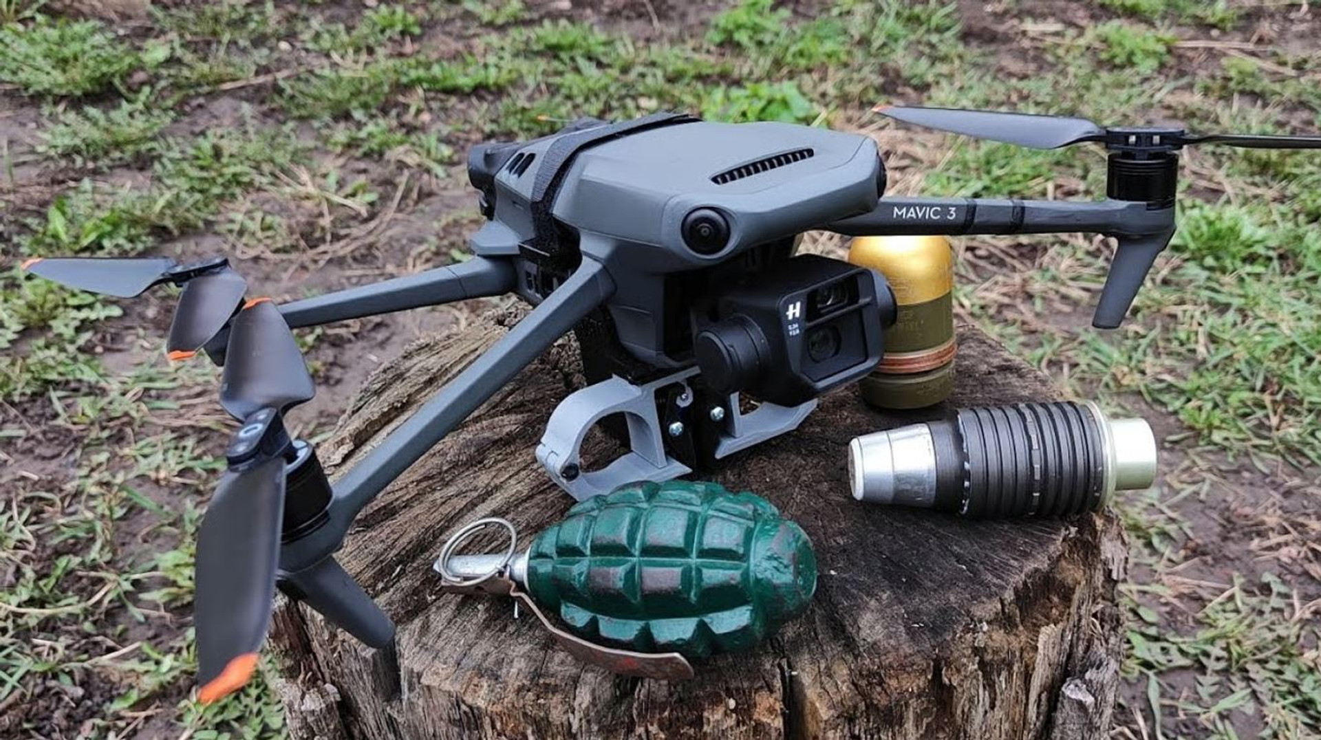 Безпілотник DJI Mavic 3 з системою скидів і різними типами боєприпасів. Фото: YouTube / Lazeruk