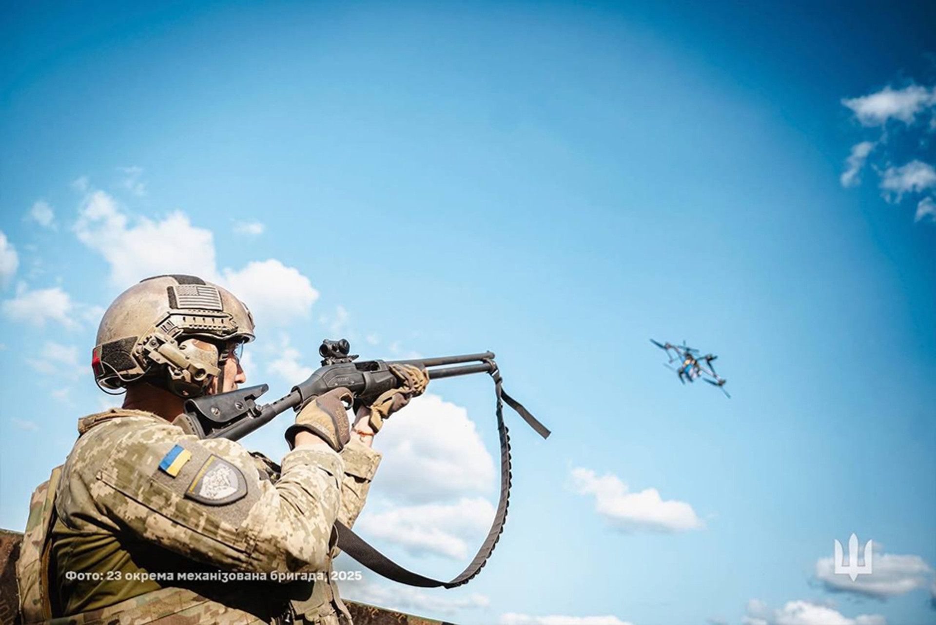 Боєць 23 ОМБр з рушницею відпрацьовує збиття FPV / Фото 23 ОМБр
