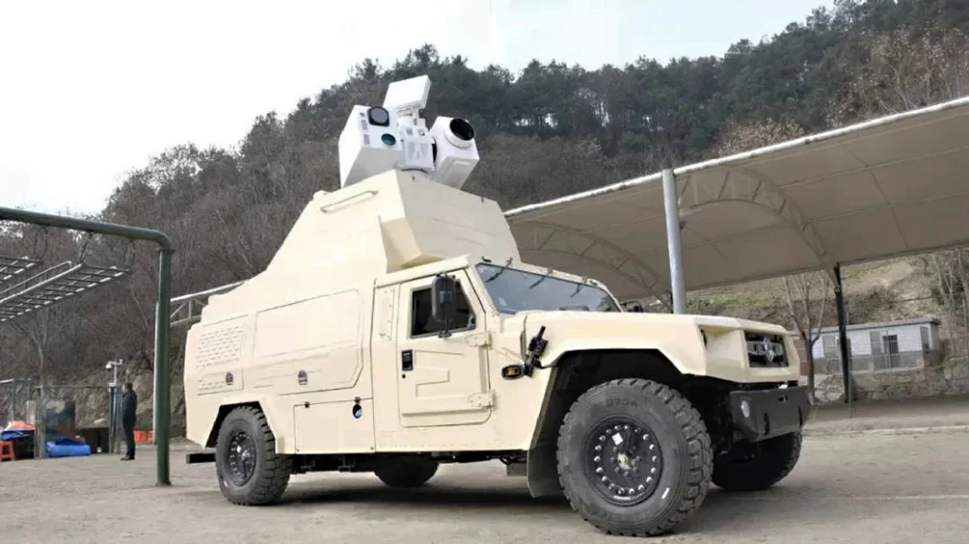Китайська лазерна система Silent Hunter, установлена на позашляховику Dongfeng Mengshi M50