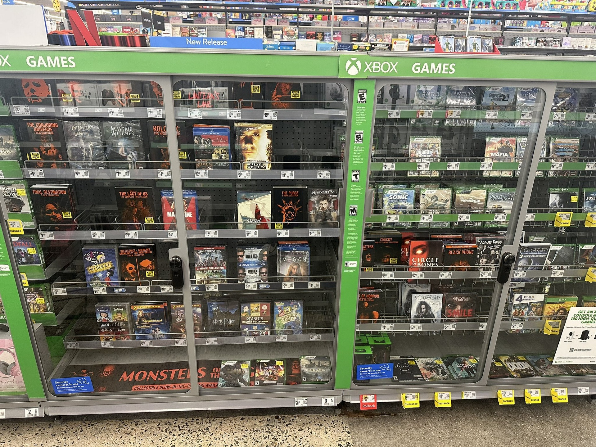 В деяких магазинах мережі Walmart брендові полички Xbox заповнили диски з фільмами через відсутність попиту на консоль