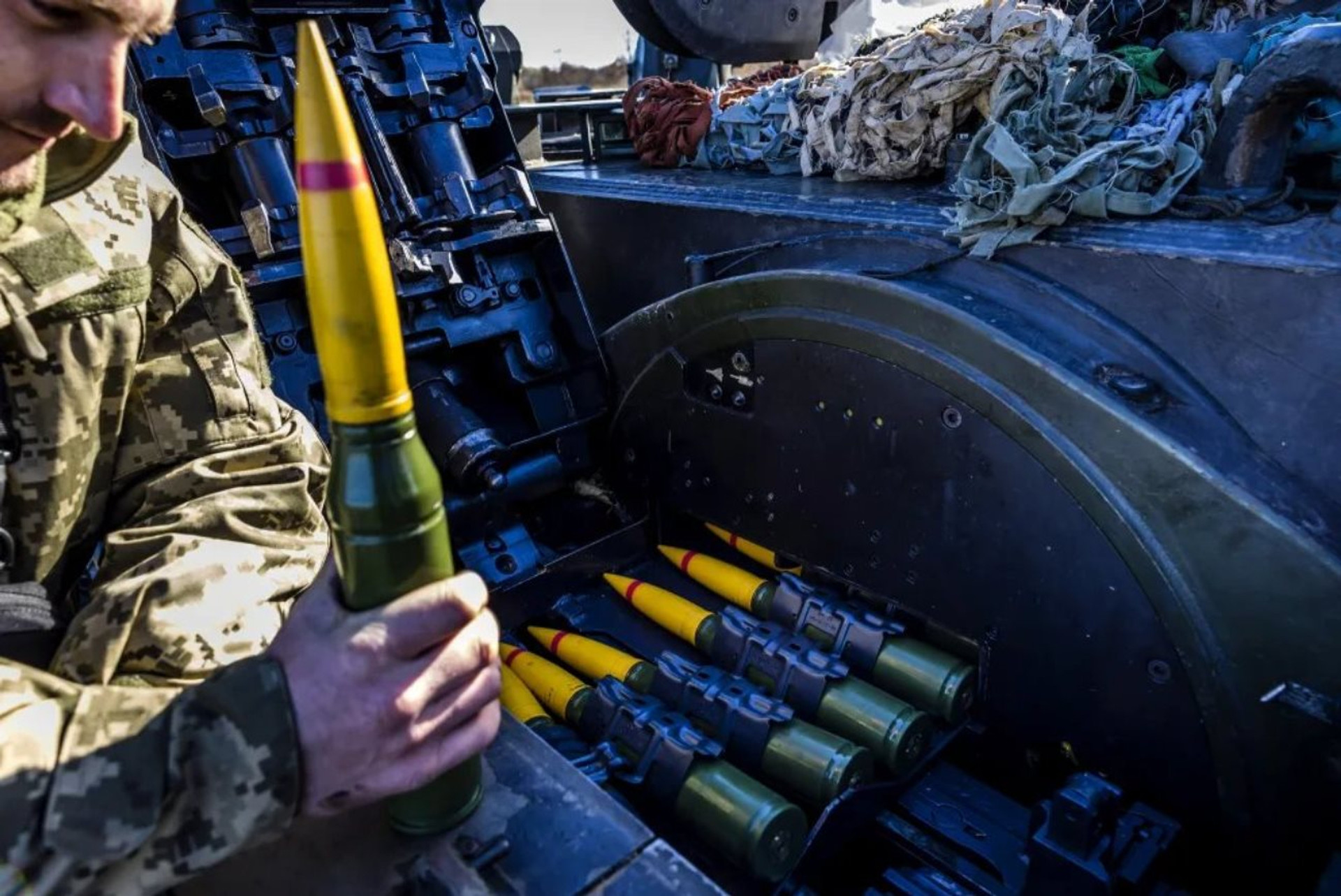 Просто зроби 35-мм боєприпаси APDS-T для систем Gepard під час споряджання до машини