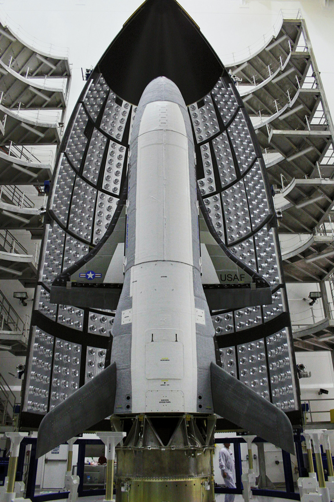 Процес розміщення Boeing X-37B під головним обтічником ракети-носія Atlas V 501 під час підготовки до місії OTV-1. 12 квітня 2010 року