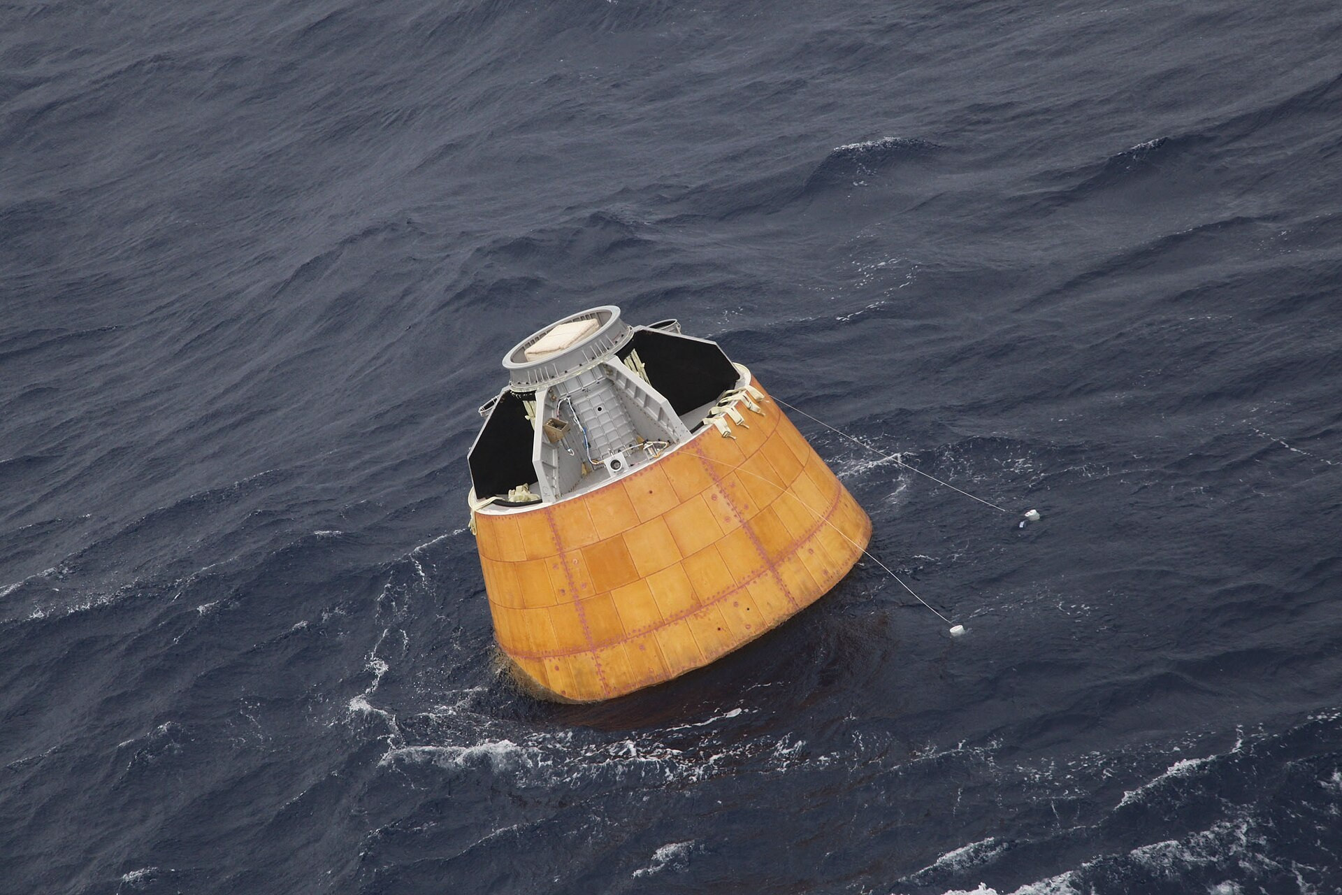 Crew Module Atmospheric Re-entry Experiment (CARE), один з прототипів спускного апарату корабля Gaganyaan, під час приземлення у Бенгальському заливі, 2014 р.