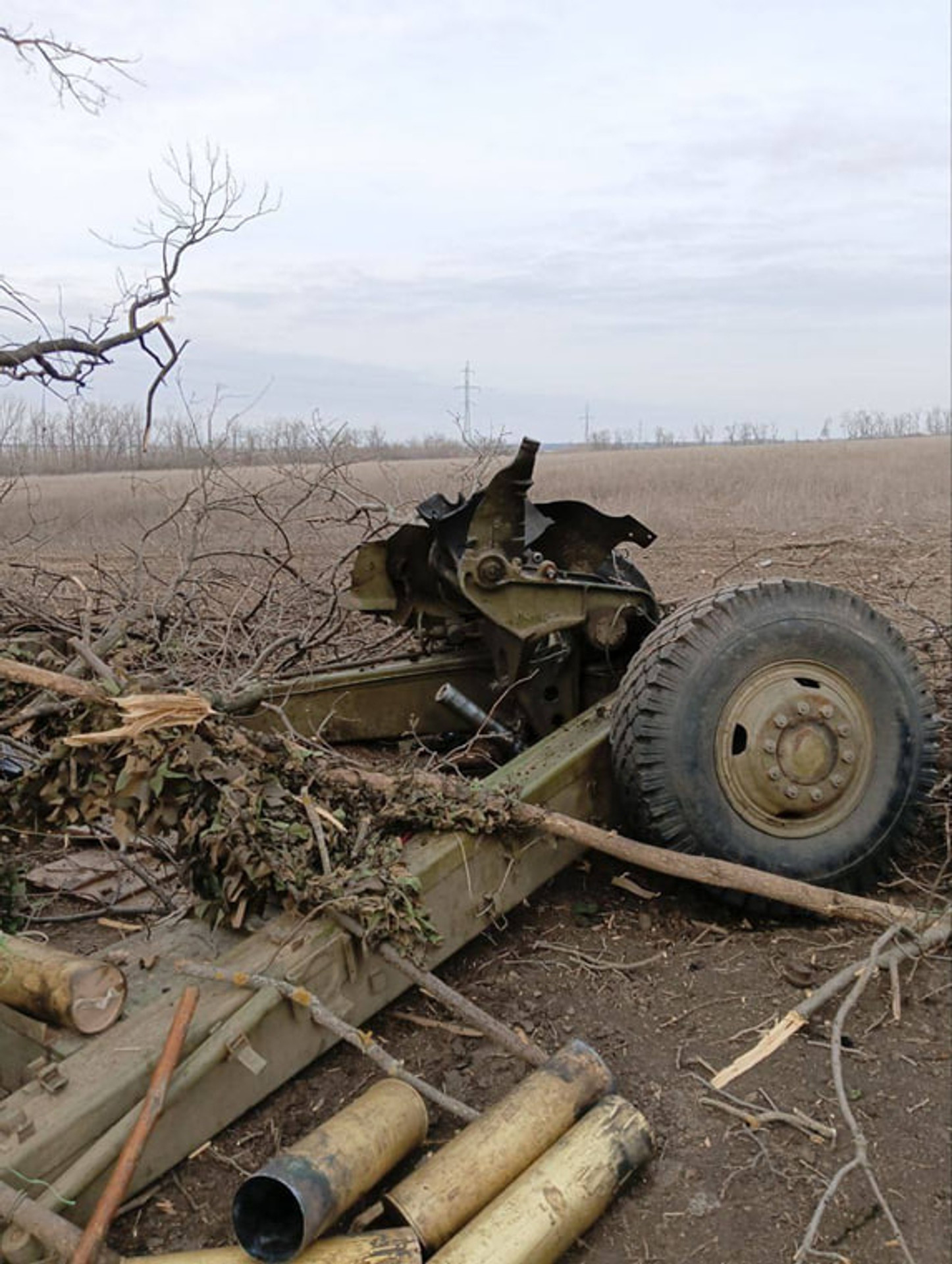 Російська гаубиця Д-20 яка була знищена внаслідок розриву боєприпасу з КНДР / фото з російських телеграм-каналів