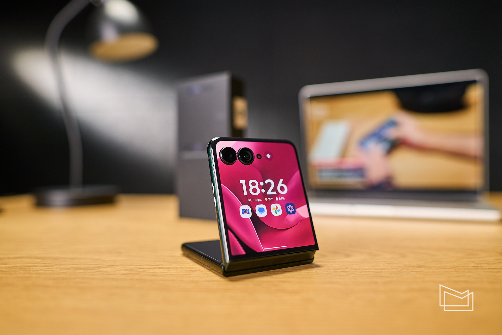 Огляд Motorola Razr 60 Ultra: дизайн та ергономічність