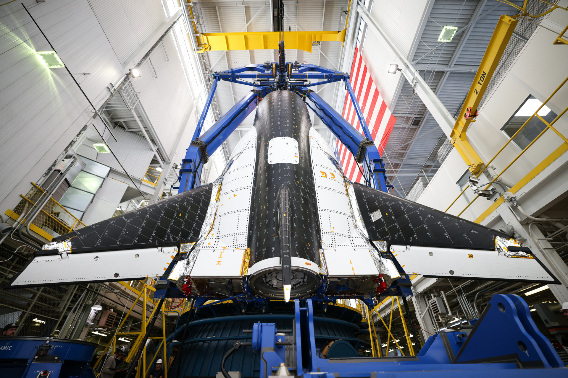 Човник Dream Chaser Tenacity (DC101) прибув до Випробувального центра NASA Ніла А. Армстронга для температурних вакуумних тестів. 15 березня 2024