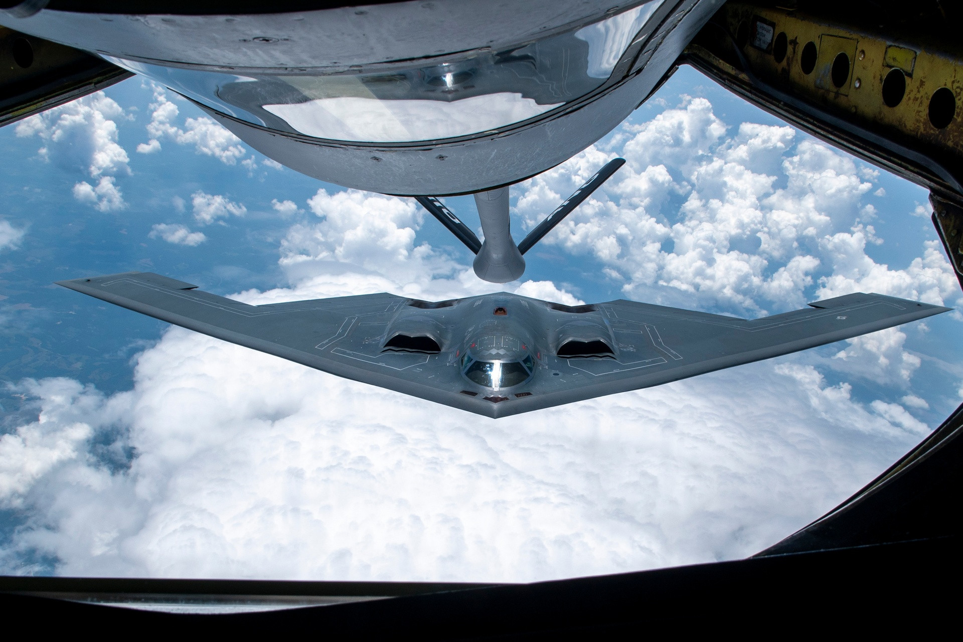 Дозаправлення бомбардувальника Northrop B-2 Spirit у повітрі, 2023