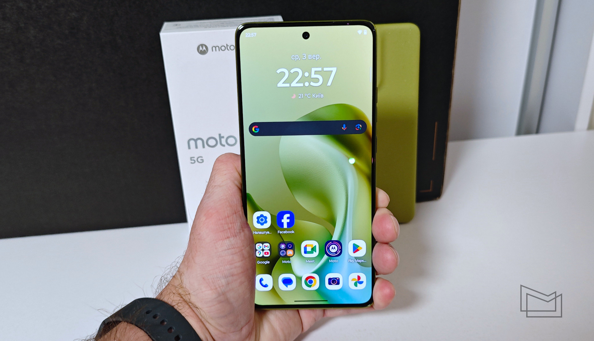Огляд Motorola G86 5G: дизайн та ергономічність
