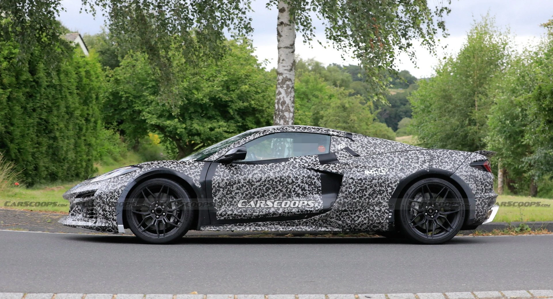 2023-Chevrolet-Corvette-E-ray-11