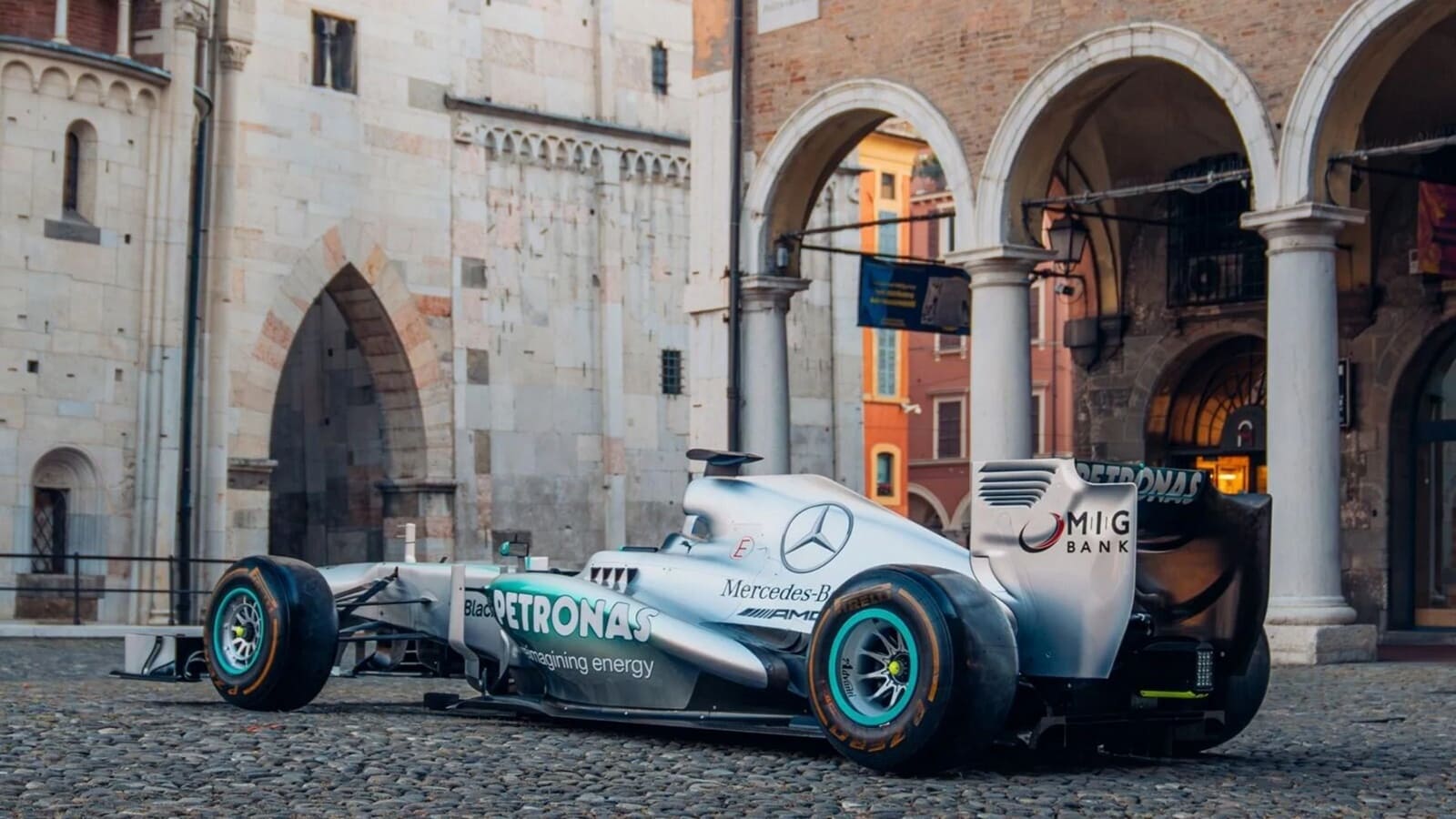 2013_Mercedes_W04_01