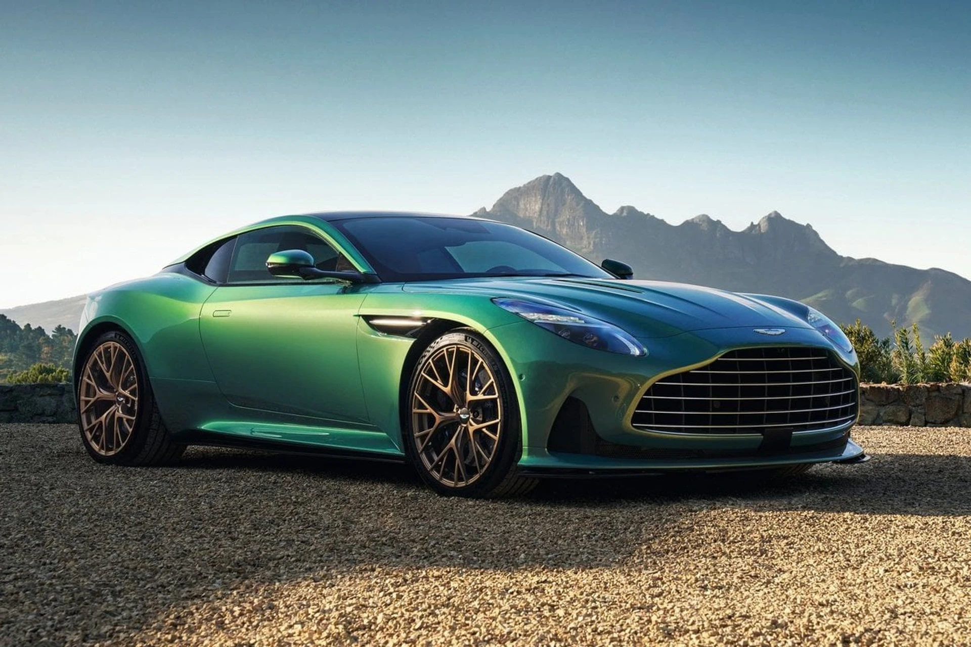 Aston Martin DB12 2024