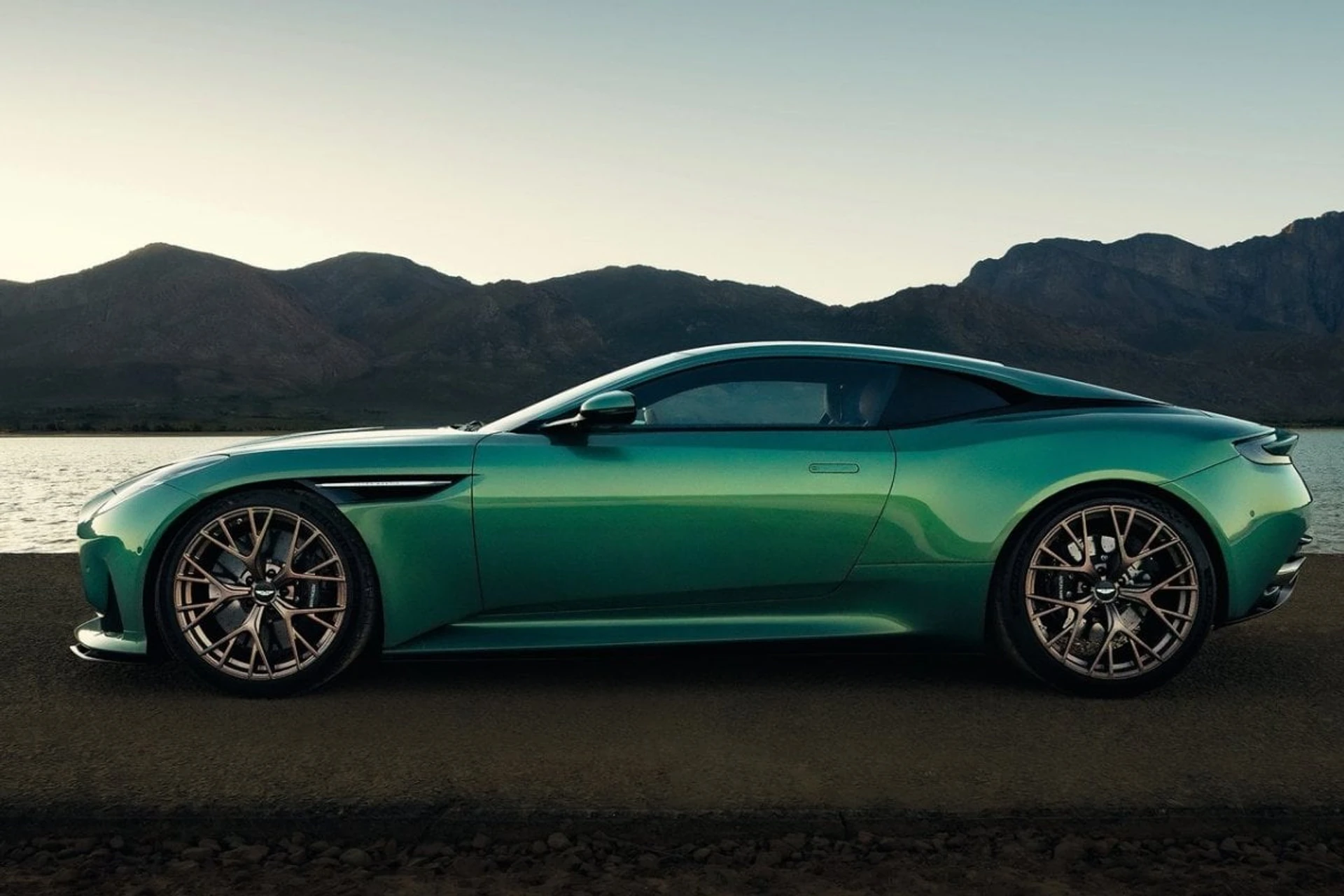 Aston Martin DB 12 2024