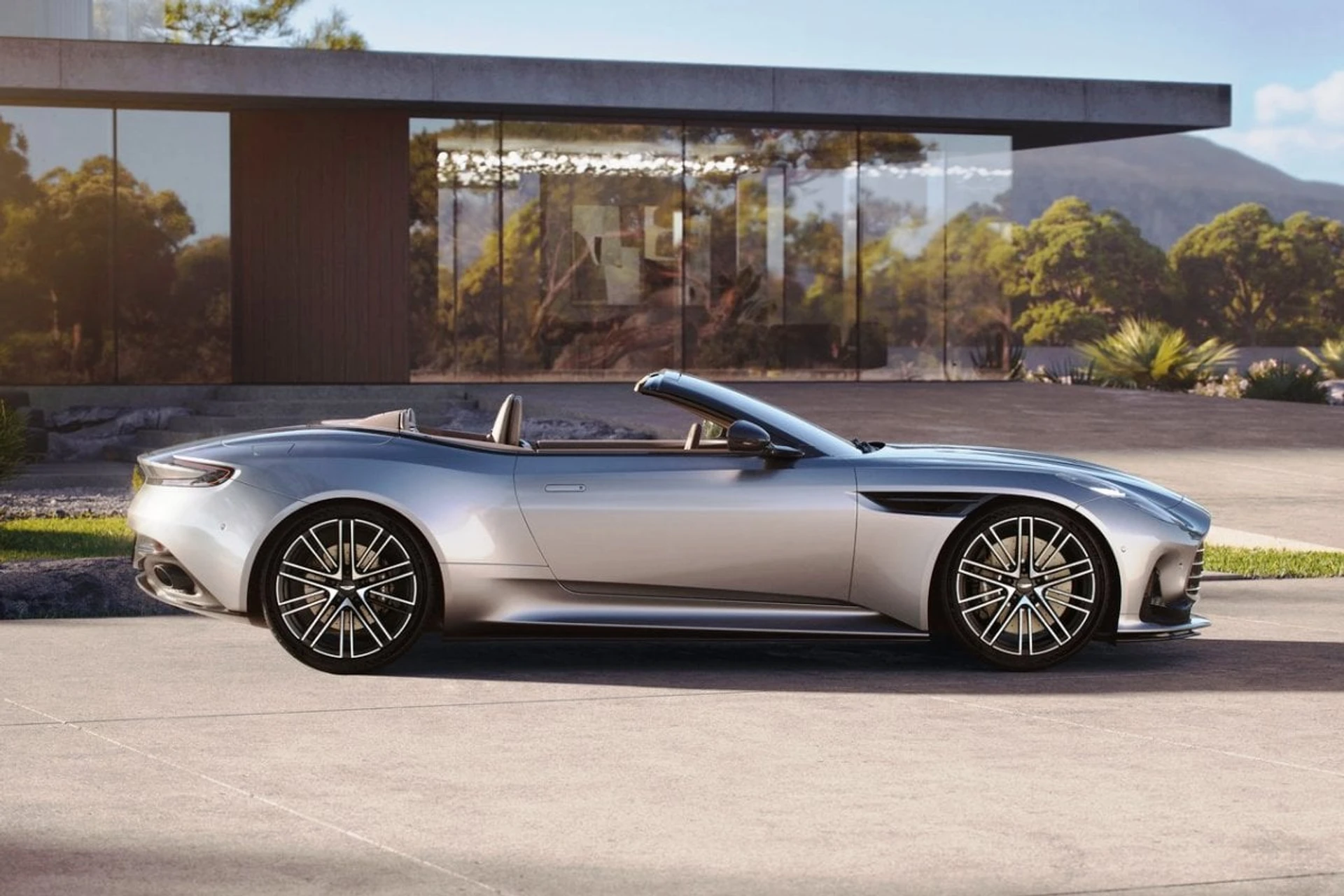 Aston Martin DB12 Volante 1