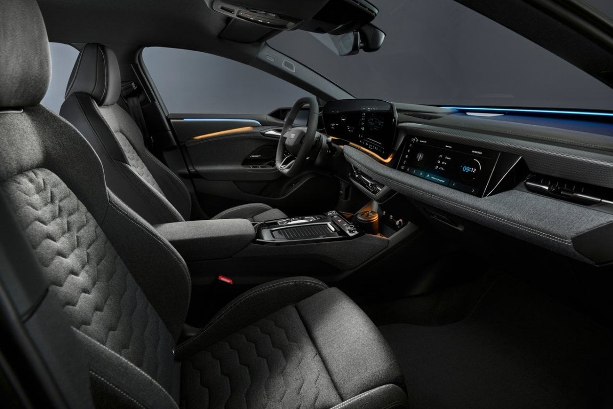 Audi A6 e-tron inside front