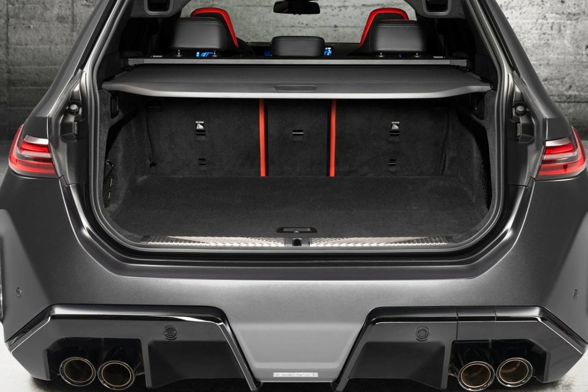 BMW M5 Touring inside boot