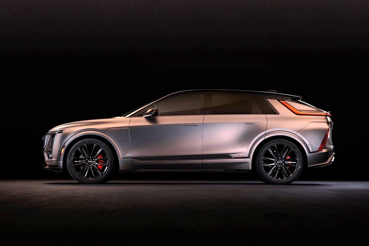 Cadillac Lyriq-V side