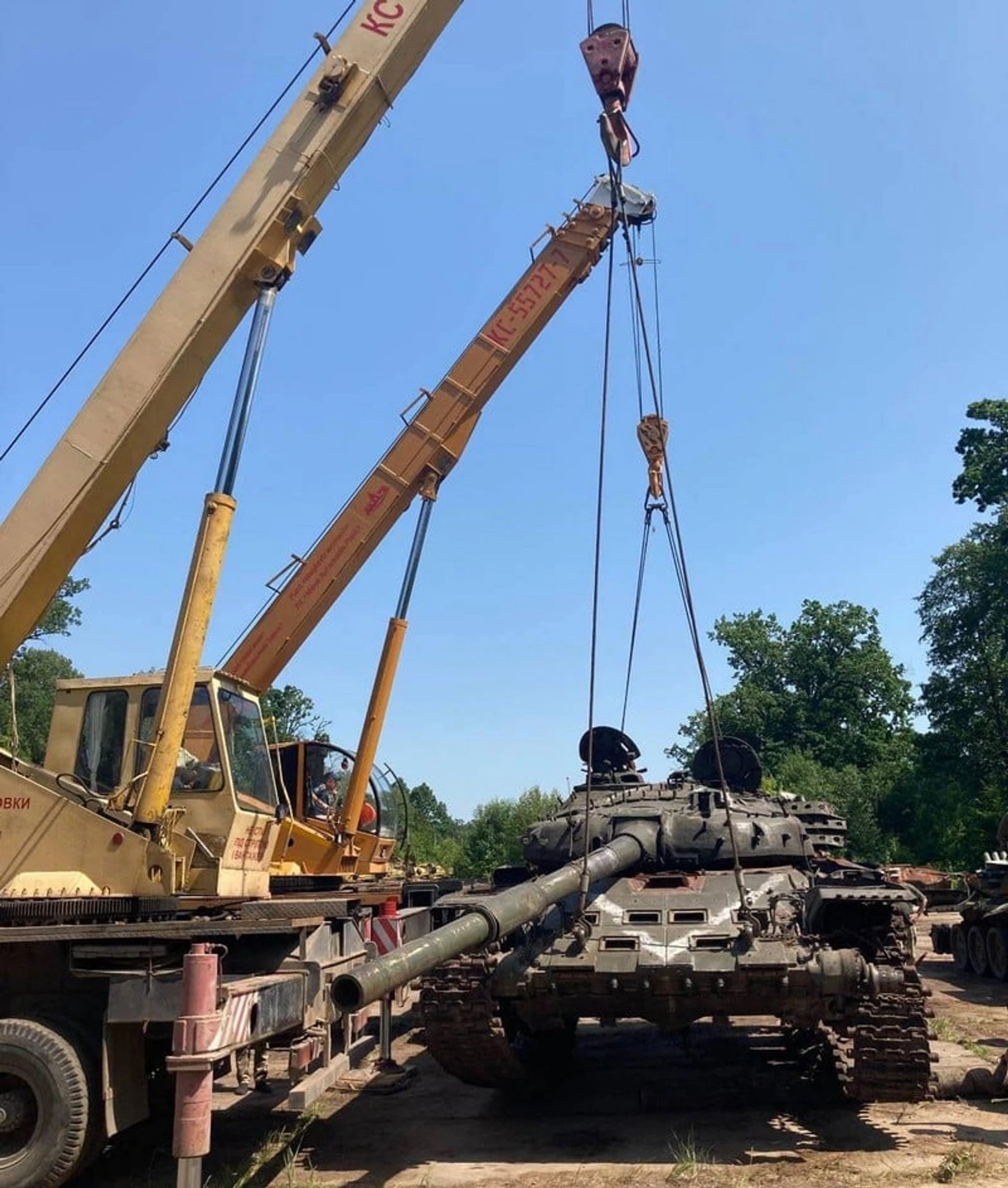 Destroyed_Russian_Tanks_01