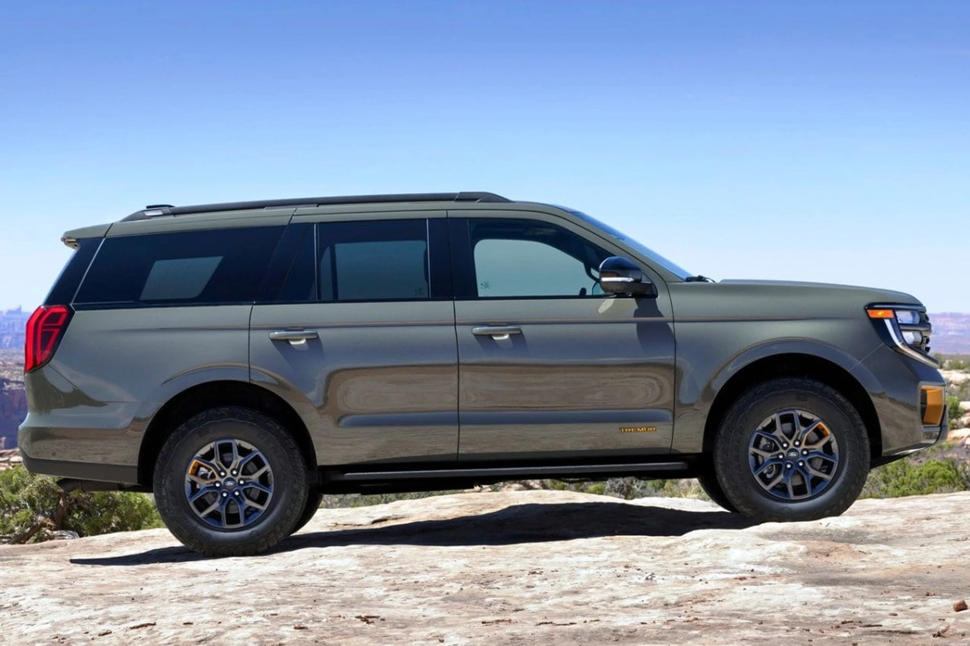 Ford Expedition side