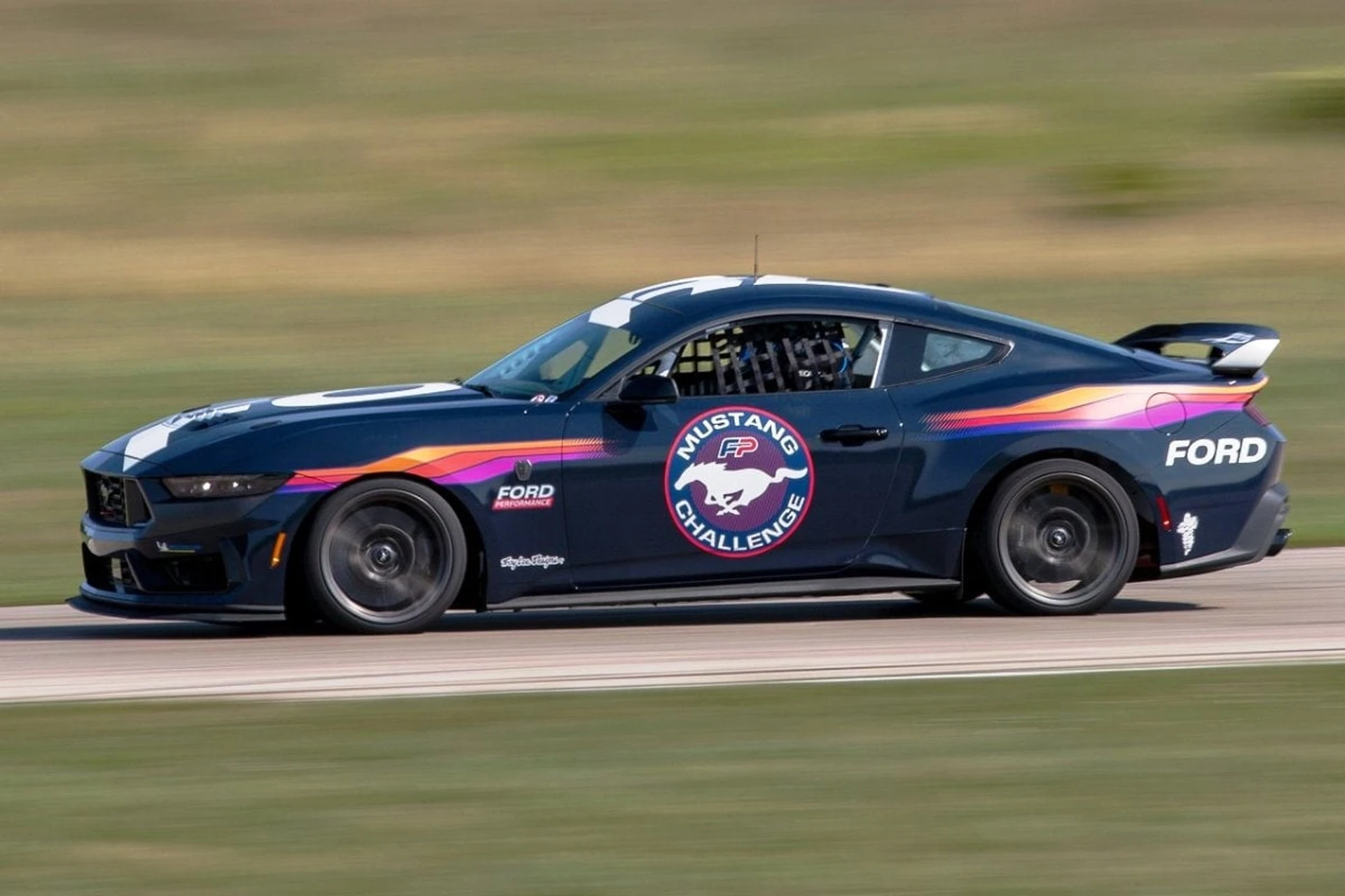 Ford Mustang Dark Horse R