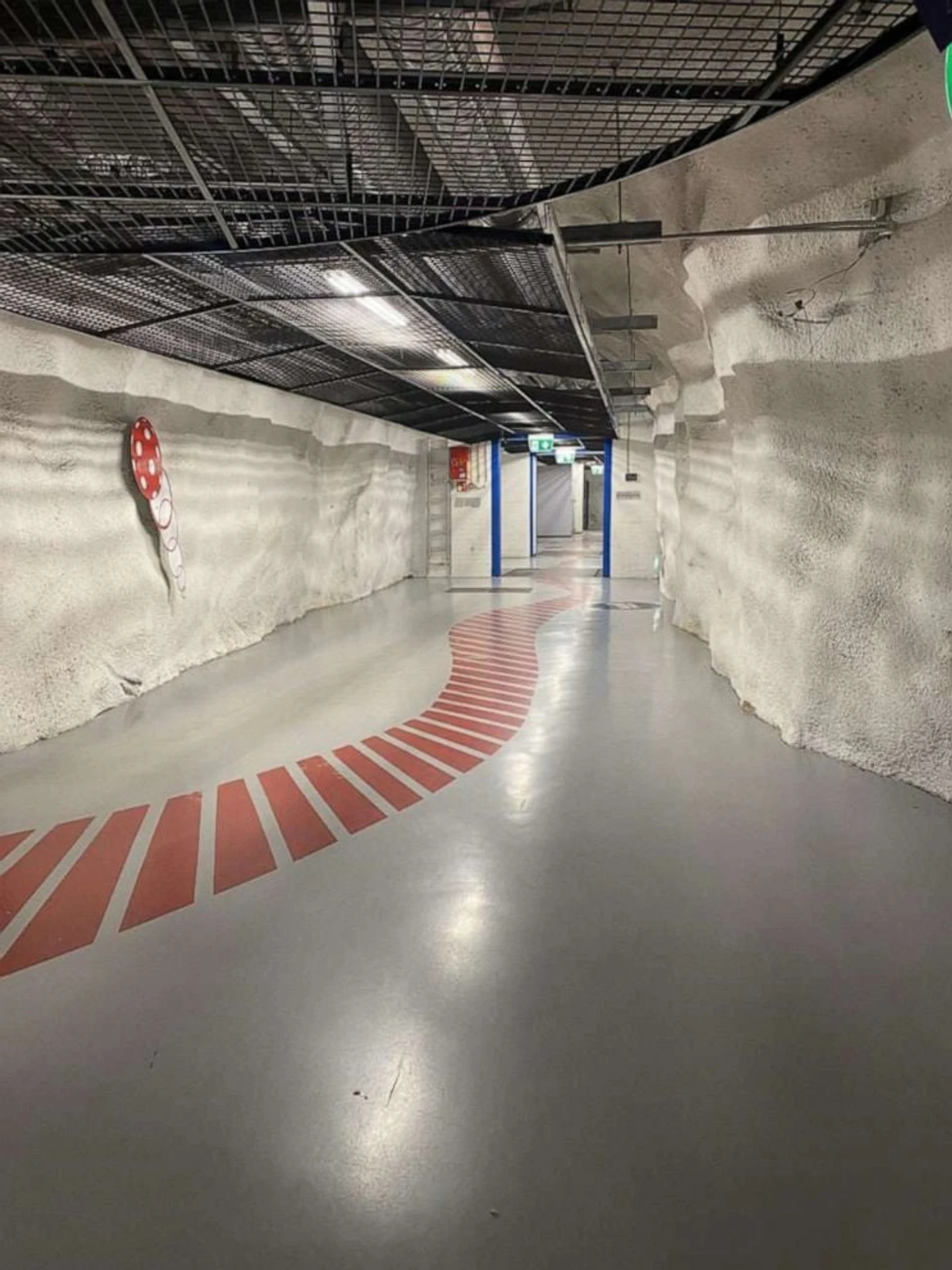 Helsinkis_underground_city_06