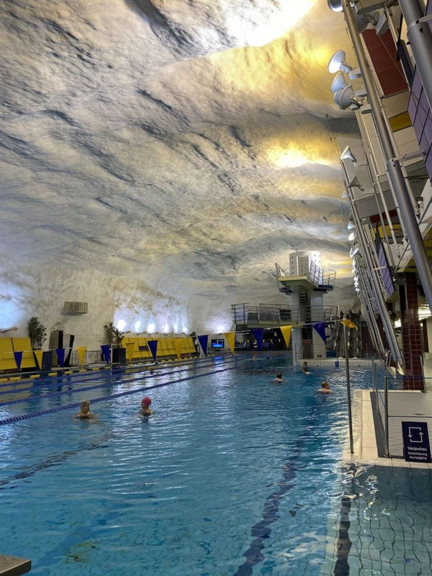 Helsinkis_underground_city_05