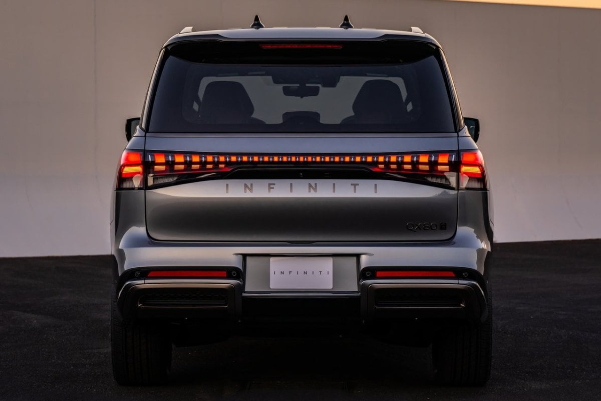 Infiniti QX80 rear