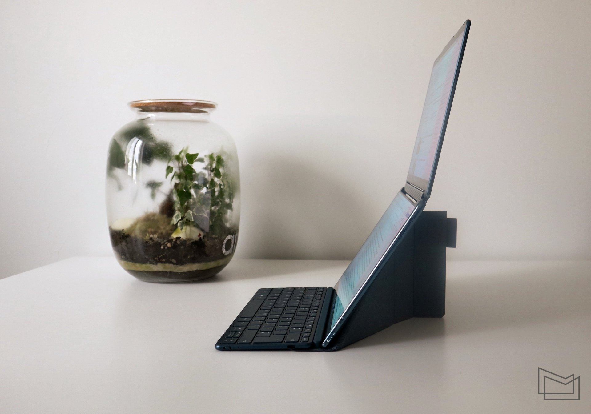 Lenovo-YogaBook-9i- 4